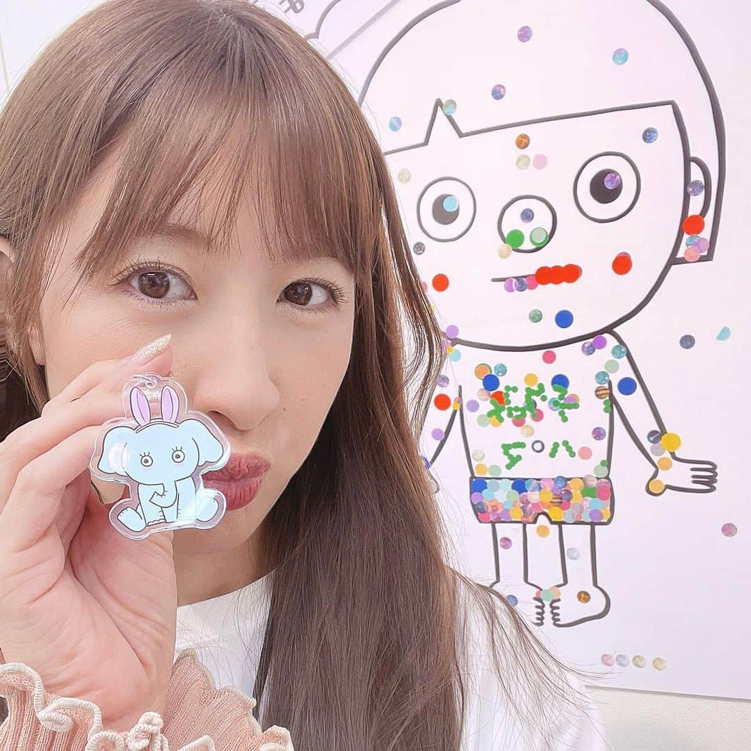 中村涼子さんのインスタグラム写真 - (中村涼子Instagram)「搬入から２週間 終わってもはや１週間  振り返りはまだ続く…  ーーーーーーーーーーーーーー １０月３日〜８日 中村涼子個展『ALL ME！』より  今回スタッフとして個展の様々を手伝ってくださった皆様  私以外は 初対面同士の仲だったのですが、めちゃくちゃみんな仲良くなって いい人しかいない と口々にみんなが言い合っていて まじで みんながみんなに対して いい人だらけって 私に言ってくれていて、 これ本人に伝えたろ〜 とニヤニヤしている日々でした  お客様も、 あの方にお礼を 遊んでくれてありがとうとお伝えください と私に言ってくださり、 とても嬉しい日々でした。(伝えました)  キッズスペースを見ていてくれたみなさんは、女芸人さんや元女芸人さんたちで 自身も子供がいたり、普段シッターさんや学童で働いていたりと 尊敬しかない皆さんです。  あ、あのときのあの人は、この方だ！ とインスタのアカウント是非飛んでみてくださいませ✈️ マルチな皆様です。見てるだけで面白いです。  本当にありがとうございました🏡  ７日間まるまる受付、会計、全ての細々までやってくれ、一緒に感動を共有してくれ続けたハマ @hamasaki_hiroki_   子育て中に自ら保育士資格を取得し、現在保育士としても働く、元芸人で現プロ雀士！年々若返り続ける小さき最強二児の母・あいみちゃん @aimi_pichan   個展近いけど大丈夫ですか？と連絡をくれ、土日も娘ちゃんちゃんちゃんを連れてきて、手伝いに来てくれた美し面白すぎる・ハルカラきょんちゃん @izumikyou   現在マキオカリー駒沢店にて店長としても働く！(激うまカレー) 芸人であり、一児の母であるロリィタ族さん Twitterアカウント@owarairenraku  今回、作品もこの個展のために作ってくれ、最近コンビも組んでアートもコントも漫才も！楽しすぎるはなちゃん @kinebuchihana   とにかく明るい！子供がみんなこの子を好きになる！同じ高校の同志の美人・きったん @kittan117   結果、全日程来てくれて、ずっと楽しいと楽しみ続けてくれる上、スーパーアシストかましてくれて、ＭＣまでしてくれた、若き社長兼芸人さん、ショウガールズのリーダーのんちゃん @sg_nonamichi   めちゃくちゃお世話になりました！ 個展の前には、クッションたちの綿詰め一緒にしてくださり、 当日では、告知も毎日、個展を楽しんでくれて、本当に一緒に個展を作ってくれたショウガールズの皆様 @showgirls_8   搬入・搬出来れる時間全て駆けつけてくれた、年末の舞台、楽しみ・U輔 @yuusukehatakeyama   いつも素敵な写真を本当にありがとう！カメラマン・水倉ちゃん @mizukurakozue   そして見に来たのに、お手を貸してくださった皆様も本当にありがとうございました！  そしてここに写っていませんが、前半手伝ってくれていたミヤタさん。 ありがとうございました！  また皆様どうか宜しくお願い致します🙋‍♀️  #中村涼子個展 #ALLME」10月16日 22時47分 - nakamuraryoko56