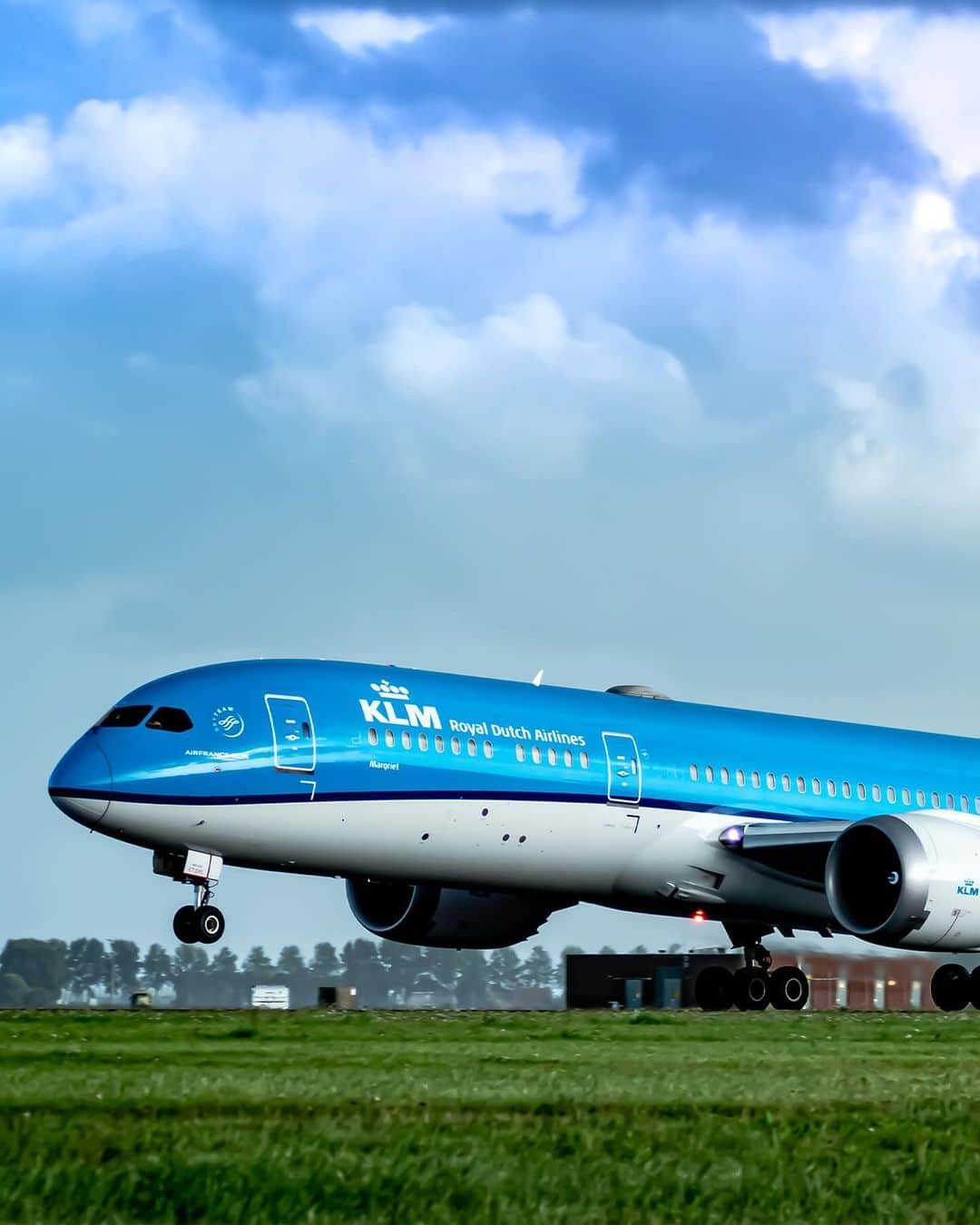KLMオランダ航空のインスタグラム：「👉 Swipe for the full Dreamliner experience!  📸: @dutchavia   #klm #royaldutchairlines #dreamliner #boeing787 #avgeek #aviation」