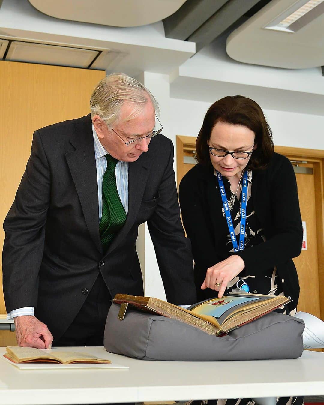 ロイヤル・ファミリーのインスタグラム：「Last week, The Duke and Duchess of Gloucester carried out a number of engagements in Northern Ireland, including…  📝 To mark the @publicrecordofficeni’s 100th anniversary, The Duke viewed some of the office’s key documents including files relating to his parents’ visit to Belfast in 1941; and their oldest document, a papal bull dated 1219.  🐟 At Killeel Harbour, The Duchess learnt about sustainably caught seafood, the diversity, and skills of the workforce at the centre of the fishing community in Killeen, home to Northern Ireland’s oldest and largest fishing fleet.   🎼 Her Royal Highness also visited @northernirelandopera, where she watched a working rehearsal session with repertoire including an aria from ‘La Bohème’ by Puccini, duets from ‘Le Nozze di Figaro’ by Mozart and ‘Giulio Cesare’ by Handel.」