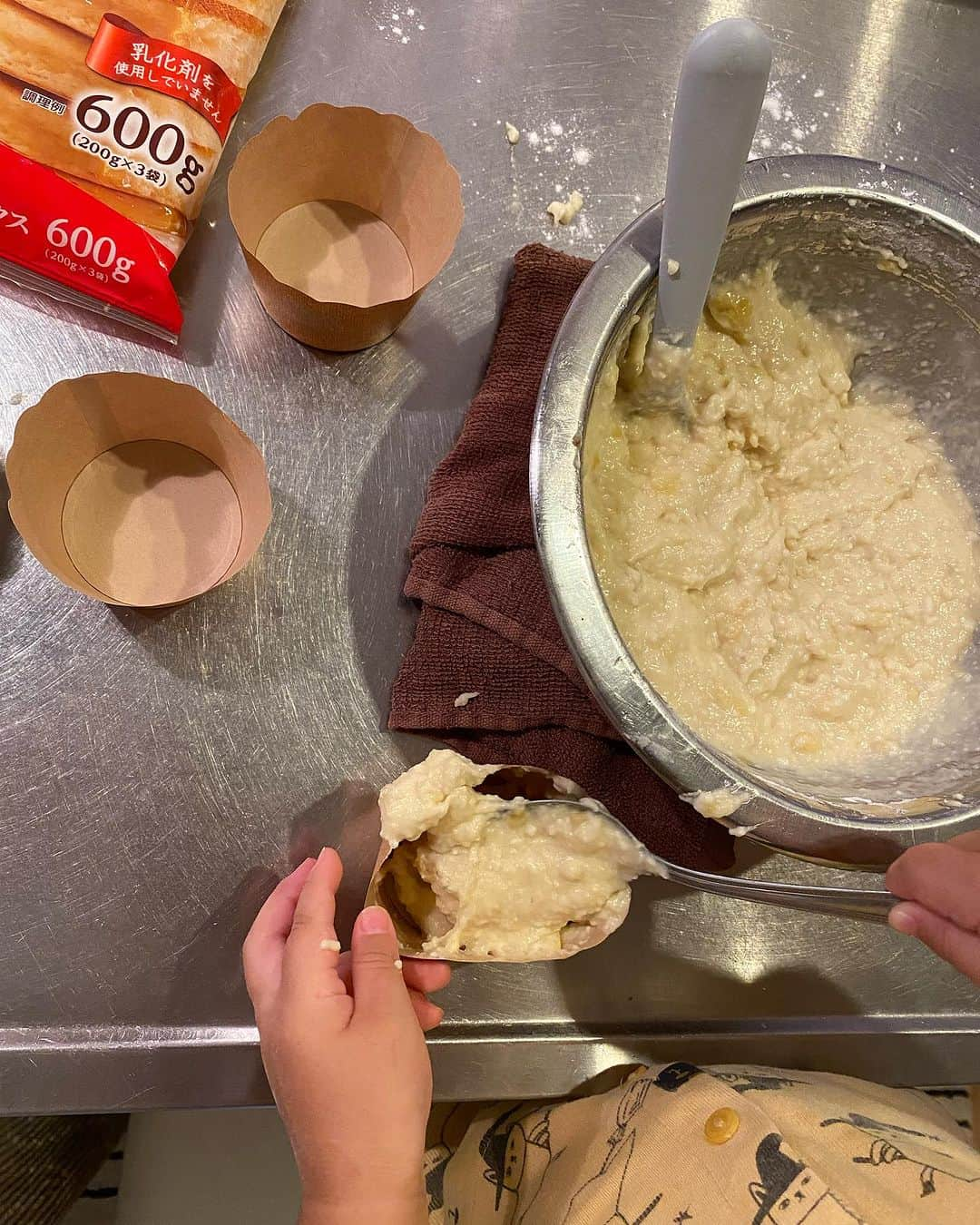 三方美穂さんのインスタグラム写真 - (三方美穂Instagram)「夜ご飯食べて家事が落ち着いたところで、心と一緒にクッキング💛  ・バナナ ・豆腐 ・砂糖 ・たまご ・ホットケーキミックス ・オリーブオイル ・牛乳 全部混ぜたのをカップに入れて ナッツのせて焼くだけ👏  出来上がる時間も遅かったから 味見してないけど、 明日朝ごはんに食べるのが楽しみだぁ💛  料理が得意じゃないから ネコやクマさんのクッキーとか可愛いの作ってあげたいけど出来そうにないから、 ネットでレシピ見ながら一緒に作って、美味しくな〜れ〜のおまじないして完成☺️  将来、料理上手な女の子なるといいなぁ〜。笑  #クッキング #2歳児 #簡単レシピ #成長記録」10月16日 22時41分 - mihomikata