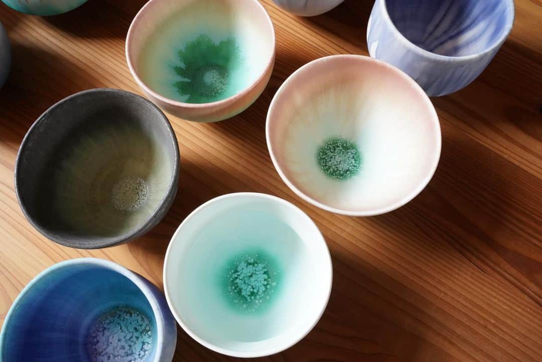 のインスタグラム：「今週21（土）より 寺田美術さんでの個展が始まります。 . 茶盌色々 . 岩崎龍二 作品展 10月21日(土)〜10月26日(木)  12時〜18時　＊最終日は17時まで　 作家在廊／21日(土)  @teradabijyutsu  . #寺田美術 #岩崎龍二  #茶盌」