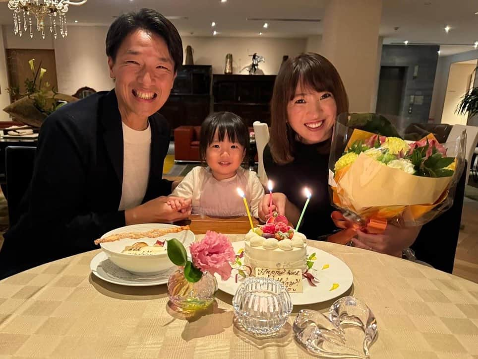 鈴木美穂のインスタグラム：「2023年10月16日の今日、40歳になりました！ お祝いの言葉をかけてくださった皆さん、とても嬉しかったです。どうもありがとうございます。  今年のお誕生日（＆10月15日は結婚記念日）は家族と箱根で迎え、0時を迎えた瞬間の心に沁みるサプライズで嬉し号泣しながらの幸せな40代の幕開けとなりました。  30代は、たくさんの夢が叶った10年でした。 日本テレビ時代は全力で働き自分だからこそと思える仕事もたくさんさせていただき、マギーズを立ち上げ、結婚し、日テレ退職後は世界一周、妊娠、出産、子育てしながら仕事と、今振り返っても盛りだくさんの宝物のような日々でした。 24歳でがんがわかったときに、元気になれたら叶えたいと思った5つのこと（【結婚】【出産】【世界一周】【自分だからこそできる仕事】【親孝行】）が、最後の二つはまだまだ全く足りていませんが、叶いました。  でも、実は、とてもありがたく幸せな日々だと身に染みて感じている一方で、もっとひとや社会の役に立ちたいのに理想とは程遠い自分の無力さや不甲斐なさに自己嫌悪したり、一通り夢を叶え終わってしまったような感覚に陥ってその先の夢が思い描けなくなったりして、力が出なくなってしまっていた時期もありました。  そこからようやく再び夢を描いて立ち上がろうとしている今日この頃の中、迎えた40歳。  40歳で「不惑」だなんて、いまだ人生惑いまくり、ここから再スタートくらいに思っている私には程遠くてどうしようと思っていたのですが、「不惑」＝「不或」という説があり、そちらだと「区切りをつけず、固定観念を捨てて生きよ」という意味に捉えられると教えてもらい、それならまだ目指せそうだと少し心が楽になったところです。  改めて、泣いても笑っても一度きりの人生、母として妻として娘としてひととして大切なひとを大切に、枠にとらわれずに思いっきり伸び伸びと、挑戦することを恐れずに、生きていきたいです。」