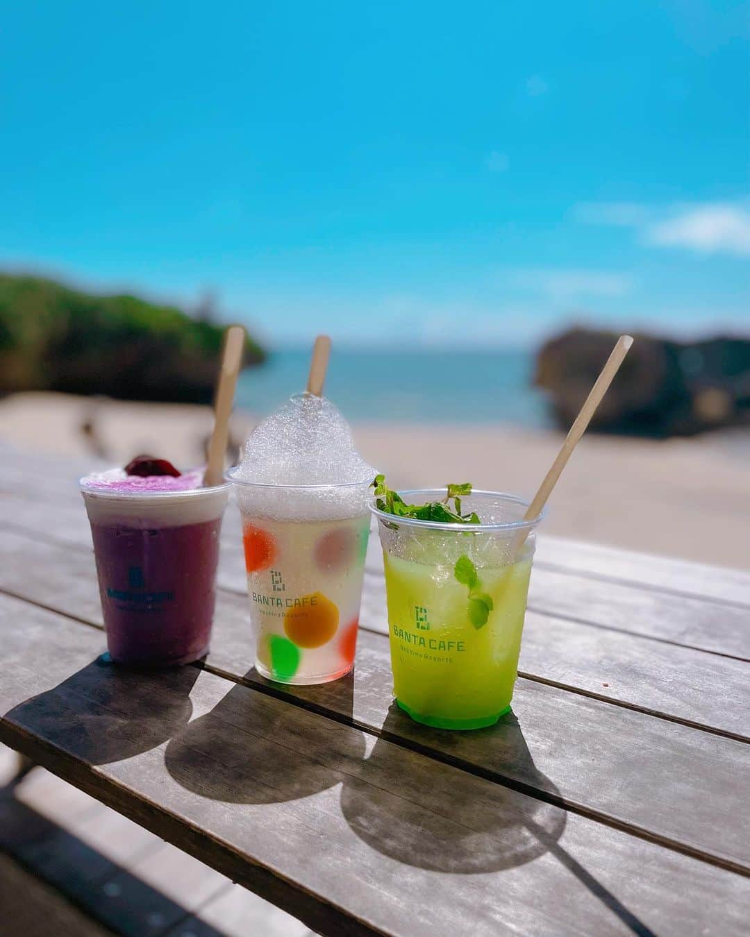 森夏子さんのインスタグラム写真 - (森夏子Instagram)「🌺海辺のカフェ  ⭐️ 星野リゾート　バンタカフェ　@banta_cafe  海を見渡す崖の上から浜辺に広がる海カフェ🍹 というだけあって 高いところから海を眺めたり🏝️ 海辺で波の音を聞きながらゴロンとできたり💤  屋内も屋外もあるけれど わたしの🥇“海辺のテラス”  どのテラスをチョイスするかで 景色が微妙に変わってくるので 何度行っても楽しめそう🎵  ＊ うむシェイク（〜11月16日迄） 　　紅芋風味のミルクシェイクwith紅茶の香り  ＊ ぷくぷくジュレソーダ 　　とにかく面白い飲みモノ😍  ＊ シークヮーサーネード 　　シークヮーサー・ミント・ソーダ 　　思った以上にシークヮーサー🙌  バンタカフェのある読谷村は 70以上の陶房が集結する ＃やむちん （焼物）の聖地  10月21日〜 #海辺のやむちん市 12月11日〜夜あかりを楽しむナイトイベント✨  が予定されているそう。  冬は暖かい沖縄で過ごすのもいいなぁ〜  📍BANTA CAFE 　 沖縄県中頭郡読谷村儀間 560 　 ☎︎:098-921-6810  #バンタカフェ　 #BANTACAFE  #星野リゾート #HoshinoResorts  #沖縄 #okinawa  #読谷村   #bukubujellysoda #shikuwasanade #うむシェイク #期間限定  #ビーチカフェ  #オーシャンビュー  #オーシャンビューカフェ   #okinawa  #okinawatrip  #沖縄好きな人と繋がりたい #沖縄女子旅」10月16日 22時45分 - natsusora72