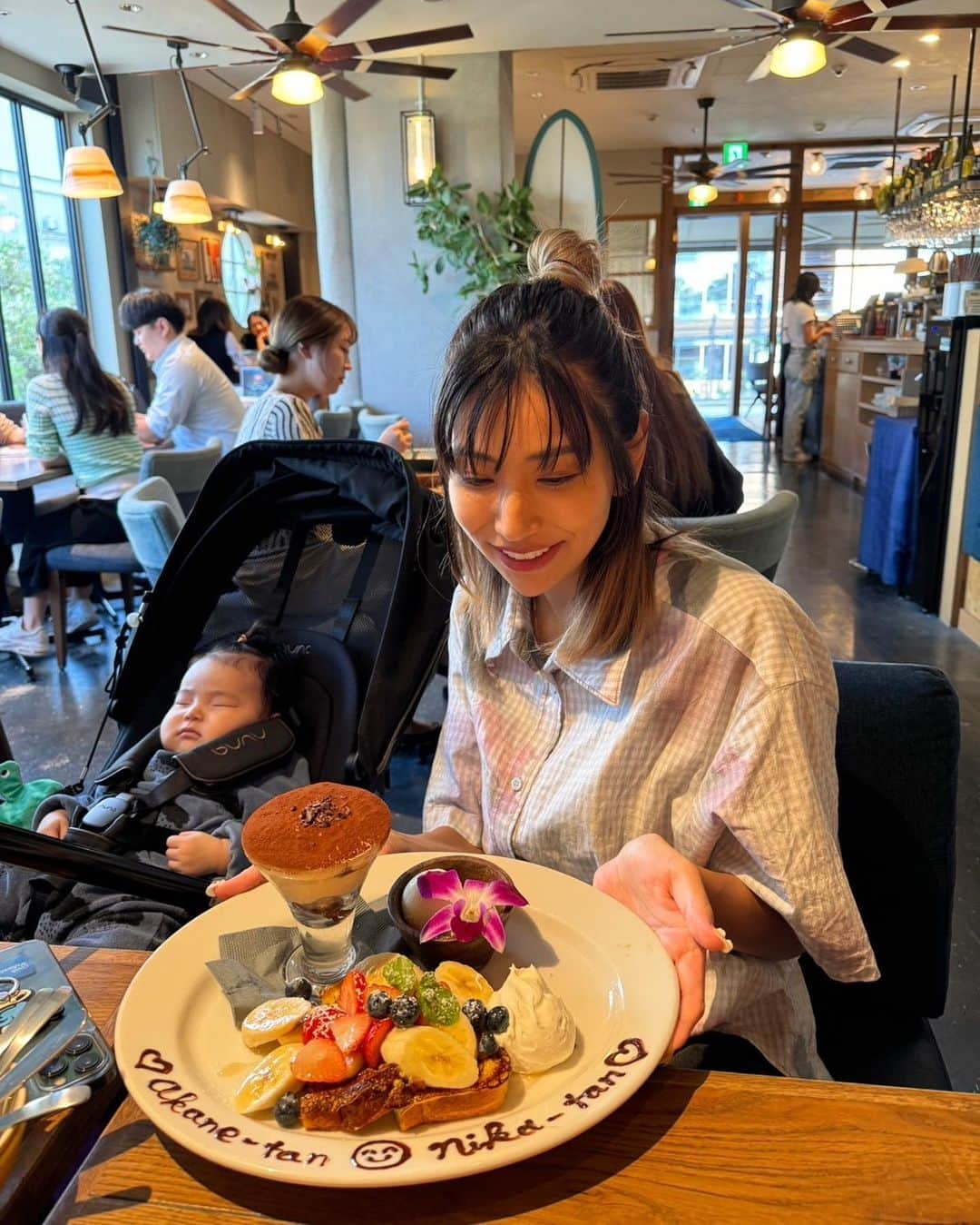 古賀あかねのインスタグラム：「代官山heavenlyでハワイアンランチ🌴  👶🏽 @iam.nikatan ベビーカーで おとなしくしてくれて助かった🥺  ちょっと前までベビーカーで寝るなんて なかったのに成長したね🥹👏🏽  出産祝いであやさん @aya____1008  プレートだしてくれる優しさ😭🙏🏽  にこちゃんマークいれて下さい。って お願いしてくれたの可愛い😂🙏🏽  あやさん👶🏽もママ達のらんちに 付き合ってくれてありがとうのひ😇」