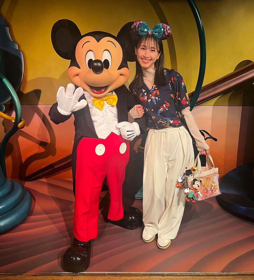 松井玲奈のインスタグラム：「これまでも、これからもずっと笑顔を届けてくれるDisney。  Disney＋で配信された『ワンス・アポン・ア・スタジオ-100年の思い出-』 あそこにも！ここにもあのキャラクターが！！と探す目が忙しくも、新規の絵で動くレアなキャラクターたちが拝めて本当に幸せでした。 ぐっとくる演出や、選曲も素晴らしく、豪華なこの映像を作るべく携わった全ての人に感謝したいです。  #ディズニー100周年」