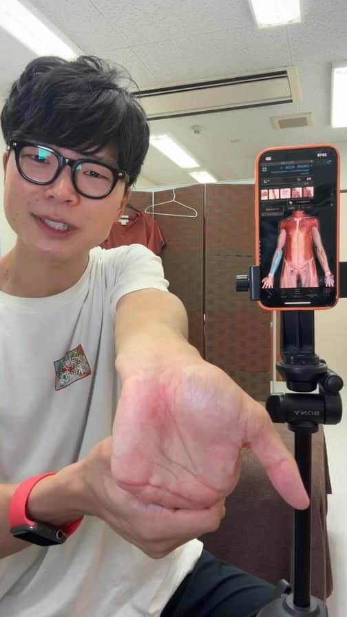 ゆう先生のインスタグラム：「同接970人超えの伝説の進撃の巨人 LIVE！ ❶こんばんわタイム ❷自律神経ストレッチ ❸超熟睡ストレッチ ❹その日のベストを尽くせた自分を最高に褒める話」