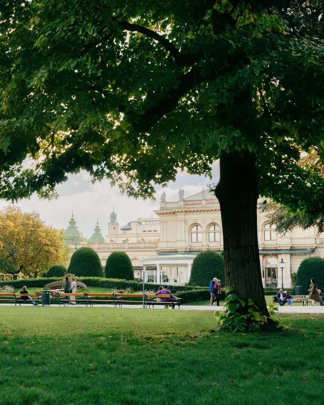 Wien | Viennaさんのインスタグラム写真 - (Wien | ViennaInstagram)「Falling for fall in Vienna! 🍂🍁❤️   #vienna #wien #visitvienna #viennanow #austria #österreich #strauss #stadtpark #autumnvibes #autumncolors #autumninvienna #herbstliebe」10月16日 22時51分 - viennatouristboard