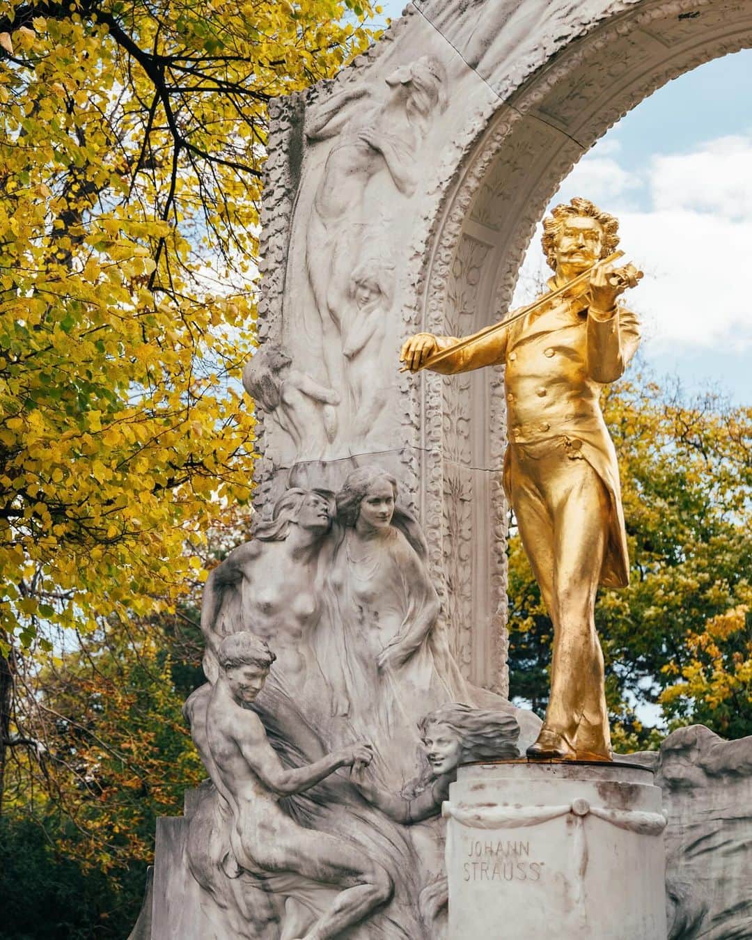 のインスタグラム：「Falling for fall in Vienna! 🍂🍁❤️   #vienna #wien #visitvienna #viennanow #austria #österreich #strauss #stadtpark #autumnvibes #autumncolors #autumninvienna #herbstliebe」