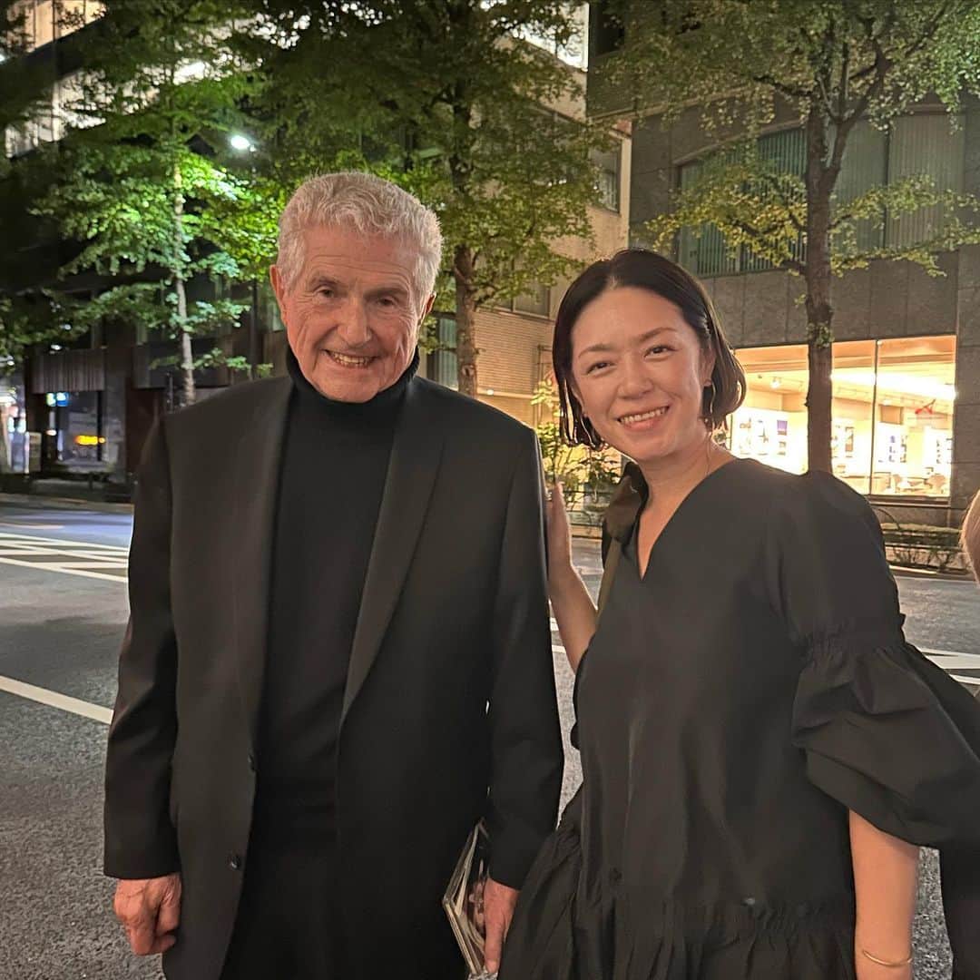 加藤紀子のインスタグラム：「まさか人生において クロード・ルルーシュ監督のお隣で写真に収まる日が来るだなんて😭  今日から始まった 「フランシス・レイ　ストーリー」ジャパンツアーに登壇されたクロード監督と会場を出たらばったり。  見るもの全てが刺激でしかなかった20代、 「ロシュフォールの恋人たち」ではジャック・ドゥミとミシェル・ルグランから美しさと興奮を、 「男と女」を観ては アヌク・エーメのまゆ毛やトレンチコートに憧れ、出かけたドーヴィルでは砂浜を全力ダッシュ（もちろんアヌク・エーメ気分で）。  そんな記憶全てが駆け巡った 素晴らしい演奏と素晴らしい歌がいっぱいと、素晴らしき再会ばかりの良き時間が過ごせました🇫🇷  ずっと好きで居続けると こんな嬉しい奇跡が舞い降りるんだー って、まだ興奮♨️  #フランシスレイオーケストラ  #クロードルルーシュ監督」