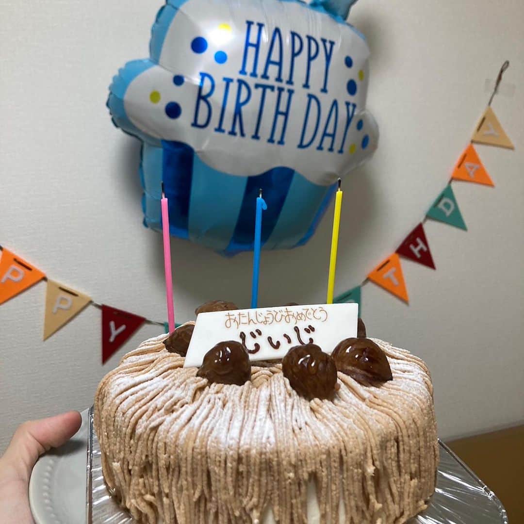 のインスタグラム：「……… じーじ🎂おたんじょうび  おめでとう🎉✨✨  いつも、お世話になりまくっている、坊や👶の大好きなじーじの誕生日パーティー✨✨を、先日しました❣️  ✨ブーケサラダ🥗✨ とやらを、花束💐の代わりに渡したら、とっても喜んでくれてよかったです🤗  プレゼント🎁も、何がいいかわからなくあれこれ選んだのですが、坊や👶が選んだ物で大正解のようでした🙌  いつまでも、若々しく、笑顔がチャーミングな✨✨じーじでいてくださいね❣️」