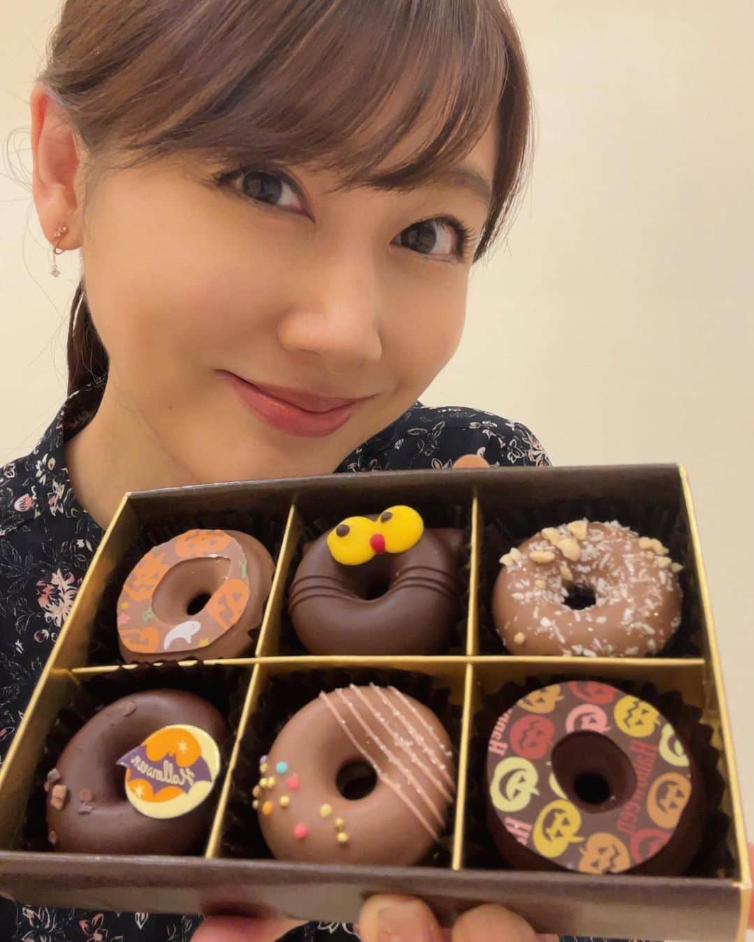 のインスタグラム：「娘のお友達に買いましたが、可愛くてつい自分用にも☺️🎃 と、 最近の娘としろくん。 なでなでの圧が強めですが😅仲良しです👧🐇♡ そして金木犀の季節が☺︎ 見つけるたびに嗅いでいます🚶‍♀️  #チョコ #ハロウィン #可愛い #うさぎ#うさぎのいる暮らし  #金木犀#小さな楽しみ #今日もお疲れ様でした✨」
