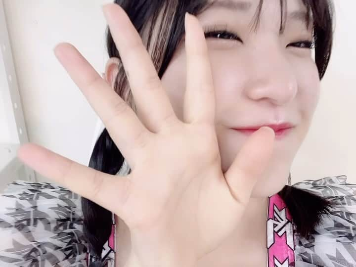 住田悠華のインスタグラム：「今週も始まったね🥺  月曜日！今日は、 #IDOLSUPERLIVE に出演させていただきました🤍  久しぶりにみんなに会えたし直接お話できて嬉しかったぁ🫶 ライブも久々でなんだか緊張しました🫣  初めてステージからボ－ルを投げるという憧れのことをしたんだけど、、、 そしたら天井に当たってもどってきた😇 下手くそ～🤦‍♀️  でも楽しかったからおっけー！笑  次は上手く投げます🫡  今週の土曜日ゆめちゃんの生誕祭！！ またそこでお会いしましよぉ💕  おやすみなさい😪  #idol #アイドル #衣装 #pink #japanesegirl #japan #18 #05 #アプガ #アップアップガールズ仮 #住田悠華」