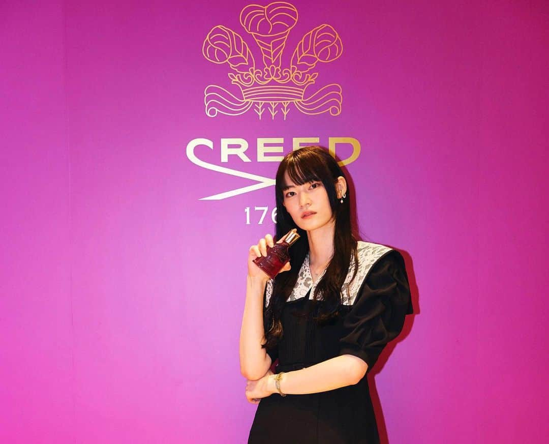 江原美希さんのインスタグラム写真 - (江原美希Instagram)「@creedfragrance 🍒🌹  CREEDの新作フレグランス｢カーミーナーオーデパルファム｣ 伊勢丹新宿店 本館6階サロンドパルファン2023に登場！  ブラックチェリーとピンクペッパー、ローズという甘さもありつつ華やかさもある素敵な香りでした🌹  アーウィン・クリードさんと一緒に写真も撮って頂きました✨   #CREED#houseofcreed#ハウスオブクリード」10月16日 22時58分 - miki_ehara