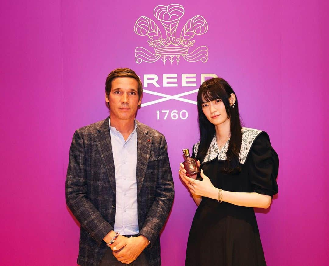 江原美希さんのインスタグラム写真 - (江原美希Instagram)「@creedfragrance 🍒🌹  CREEDの新作フレグランス｢カーミーナーオーデパルファム｣ 伊勢丹新宿店 本館6階サロンドパルファン2023に登場！  ブラックチェリーとピンクペッパー、ローズという甘さもありつつ華やかさもある素敵な香りでした🌹  アーウィン・クリードさんと一緒に写真も撮って頂きました✨   #CREED#houseofcreed#ハウスオブクリード」10月16日 22時58分 - miki_ehara