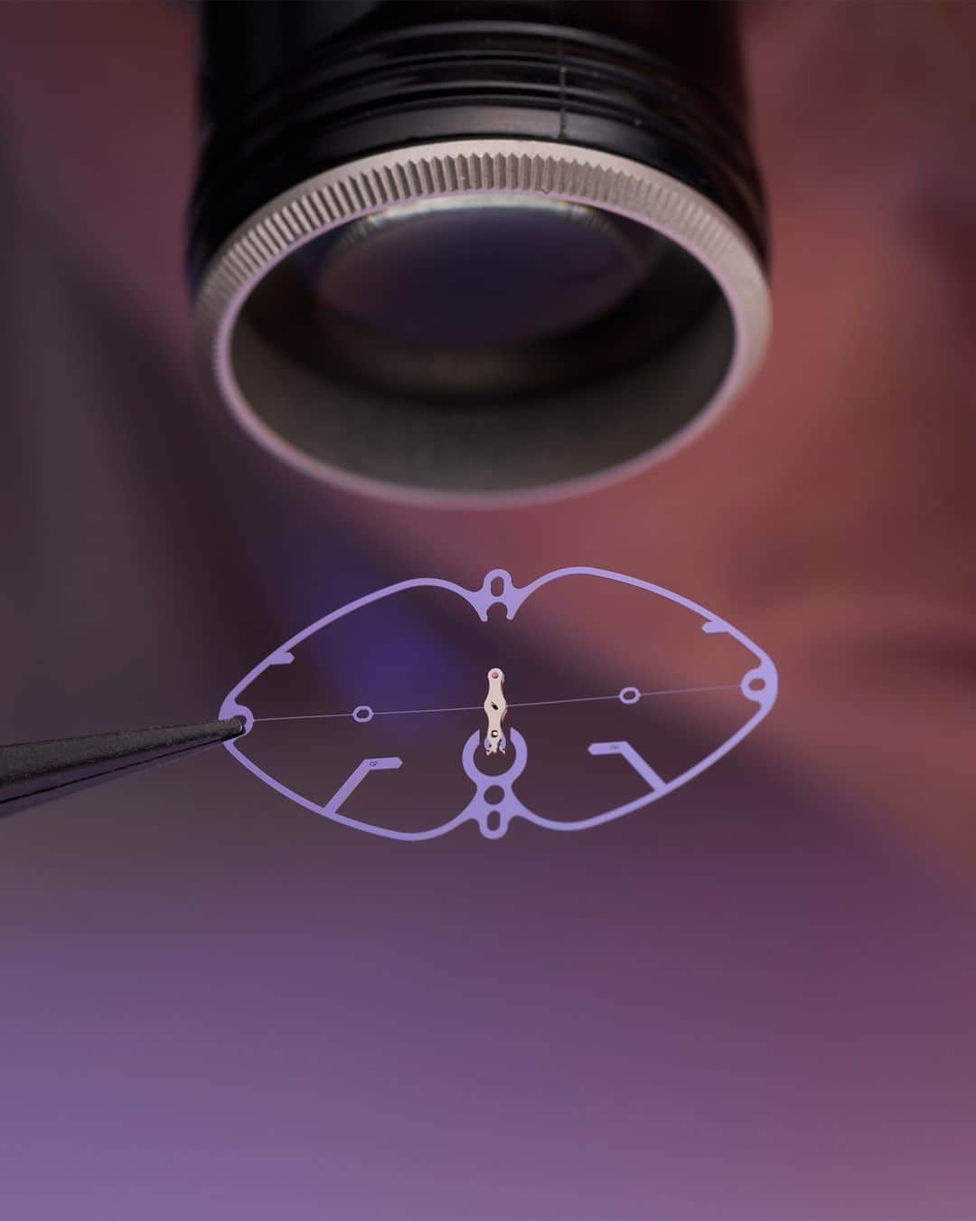 ジラールペルゴのインスタグラム：「Silicium is at the core of #GirardPerregaux’s quest to master energy. The highly flexible material is the only one capable of constantly snapping and buckling into place, thanks to a blade six to eight times thinner than a human hair.」