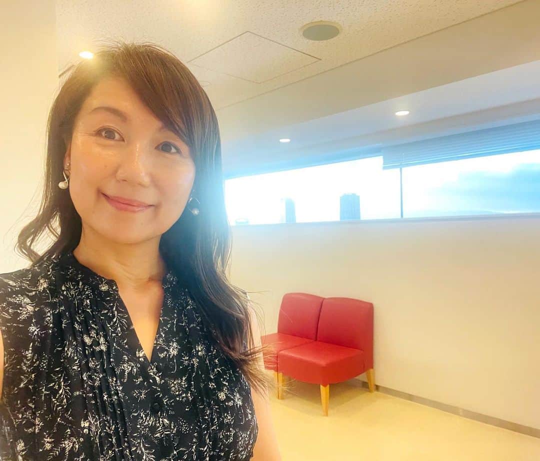 小林万希子のインスタグラム：「・  ここから しばし  こもって仕事ナウ💻✒️📝  家にいたら ついつい目に入った家事をしてしまう🧹🧺🧽笑  そうすると、、 やらねばならぬ事 終えねばならぬ事が 積もり積もって…⛰️⛰️   結局ドえらいことになってしまうのです😱💦  子供達から 「とりあえず、いってらっしゃ〜い！」と許しを得て 最後の策にでました😅  こもります❗️👊笑  やらなきゃいけない時は やらなきゃいけないのですよ🔥 (自分に言い聞かせてる！🤣)  もう、頑張るしかない🥲📖  大好きなキンモクセイが いい香りで癒されます♪✨✨  #やるべき時は今  #積もり積もって  #やらねばならぬ  #もう逃げない 🤣 #集中力アップ  #パソコン連打  #皆さんのご協力に感謝 🙏✨」