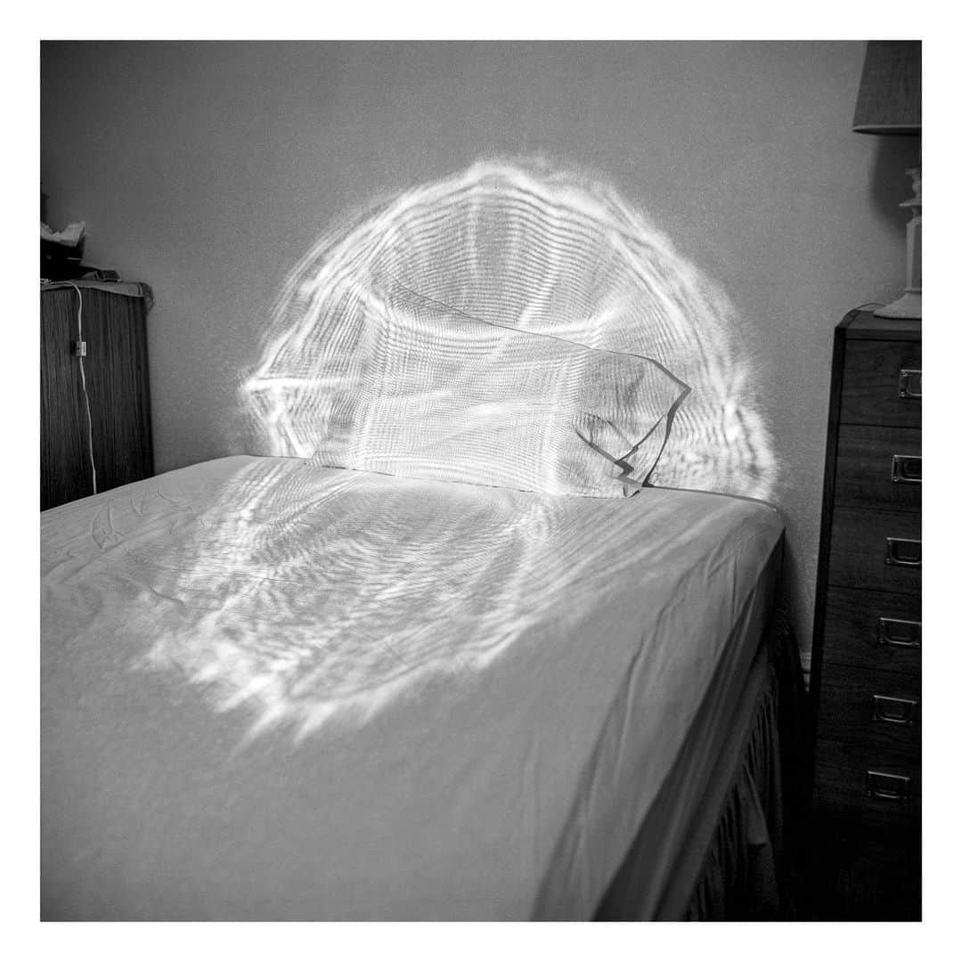 Magnum Photosさんのインスタグラム写真 - (Magnum PhotosInstagram)「“Photography is about light. There is nothing artificial about it. The magic of the moment cannot be artificially created because light comes from the sun and magnifies the small details of life.” – Larry Towell (@larrysgeneralstore)  In exploring the theme Written by Light, a selection of photographs featured in the Square Print Sale curation celebrate the authenticity of light in harmonious tandem with its counterpoint, shadow.   Guy Le Querrec captures a stream of light in the form of molten metal, bursting unapologetically from a furnace as workers heat instruments in its imposing glow.  In a testament to her faith and mission, a photo from Larry Towell sees a pilgrim lighting a candle in the Church of the Holy Sepulchre, Jerusalem, cast in a ray of light cascading from above.  A dream-like image by Erich Hartmann depicts a pillow atop a bed illuminated by a misshapen grid of light, invoking a surreal allure of repose to the viewer.  🔗 Browse the collection, curated in collaboration with @worldpressphoto, for one week only at the link in the @magnumphotos bio.  Magnum Photos and World Press Photo will be donating a portion of the profits from the sale to the International Committee of the Red Cross (ICRC).  PHOTOS (left to right):  (1) Young men under a reed roof. Torremolinos, Spain. 1951. ©  @herbert_list / Magnum Photos  (2) Atatürk Mausoleum. Ankara, Turkey. 1954. © George Rodger / Magnum Photos  (3) In church. Peki’in, Israel. 1957. © @michabaram.archive / Magnum Photos  (4) Horse and wheels. Old Delhi, India. 1966. © @raghurai.official / Magnum Photos  (5) Forges et Laminoirs steel factory in Saint-Brieuc. Côtes-d’Armor. Brittany, France. March 1973. © Guy Le Querrec / Magnum Photos  (6) Jerusalem, Israel. 1956. © Inge Morath / Magnum Photos  (7) Soldiers search bus passengers along the Northern Highway. El Salvador. 1980. © @susanmeiselas / Magnum Photos  (8) Pilgrim. Church of the Holy Sepulchre. Jerusalem. 2000. © Larry Towell (@larrysgeneralstore) / Magnum Photos  (9) Artist and photographer Mikhael Subotzky, during the 70th Magnum AGM in New York, USA. 2017. © @jeromesessini / Magnum Photos  (10) Maine, USA. 1975 © Erich Hartmann / Magnum Photos」10月16日 23時01分 - magnumphotos