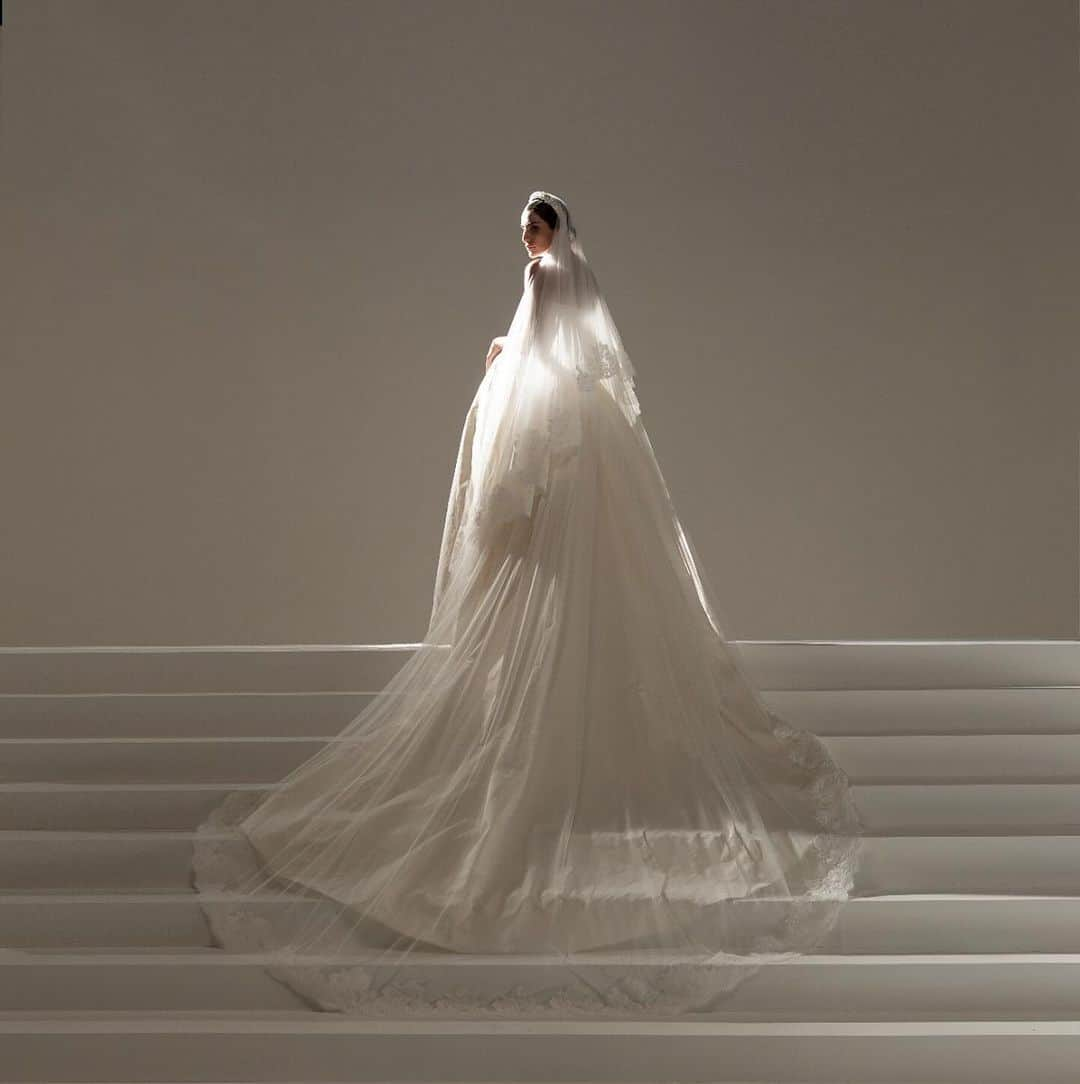 ステファンローランさんのインスタグラム写真 - (ステファンローランInstagram)「J’ATTENDRAI Strapless bustier dress with a wrap-style ballgown skirt and removable train in white silk duchesse satin. Stole in double white silk satin duchesse. Crystal embroidered satin headband and tulle veil edged with lace.  For this new Wedding collection, Stéphane Rolland continues to reinterpret the emblematic Haute Couture designs of the Parisian house.  Evolving two-piece dresses, asymmetrical tunics, draped ziberline bust sculptures, silk taffeta cascading skirts with trains, and crystal-embroidered cape dresses.  Silk-embroidered bouquets of gardenias adorn the headpieces and grace the hips and hemlines of dresses...   #StephaneRolland #Bridal #WeddingInspiration #NYBFW」10月16日 23時01分 - stephanerolland_paris