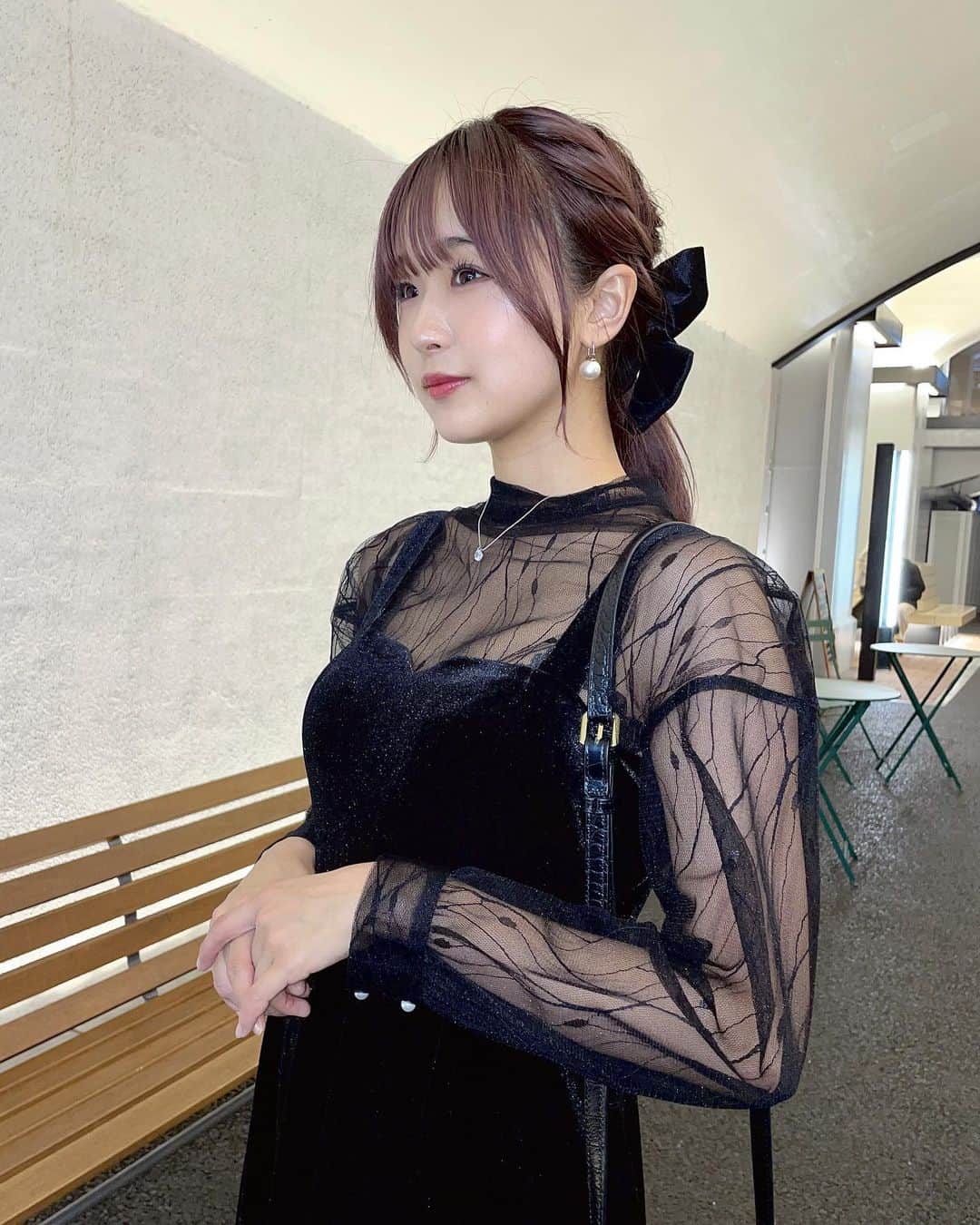 岩間妃南子のインスタグラム：「・ ・ ・ ベロアの布地が高級感あって素敵なワンピース🤍🪽 【@leja__official 】  インナーのブラウスをタートルネックのニットに変えれば冬でも着れる⛄  いろんなシーンで活躍してくれる✨  #leja #ワンピースコーデ #ワンピース #ベロア #ベロアワンピース」