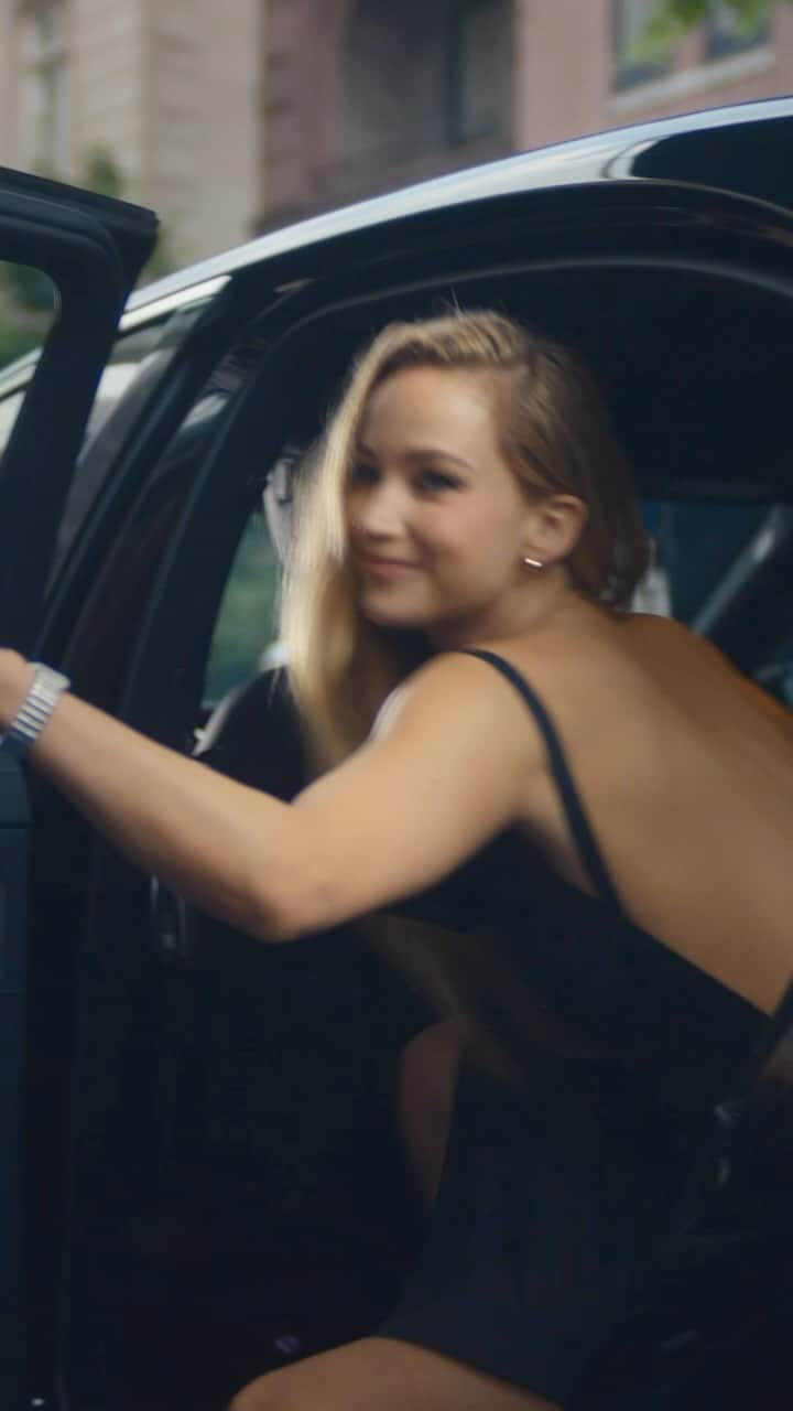 ロンジンのインスタグラム：「Stepping into the spotlight with elegance and style.  #Eleganceisanattitude #Ofcourseitis #MiniDolceVita #LonginesDolceVita #JenniferLawrence」