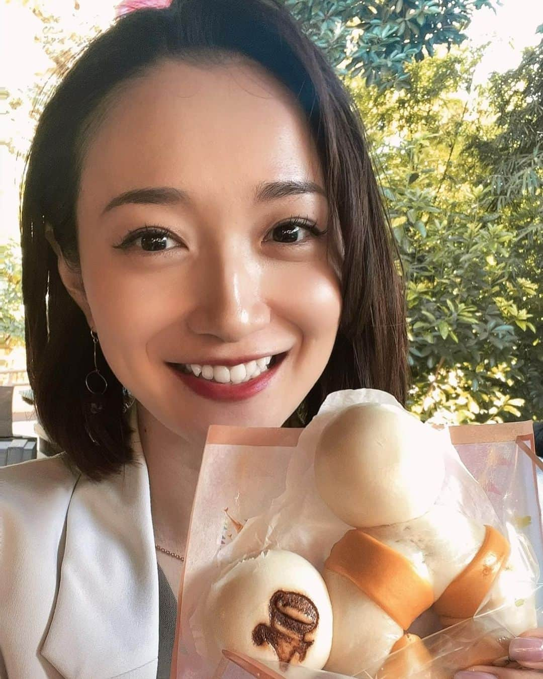 松原江里佳のインスタグラム：「🎃ディズニー続き🎃 ハロウィンシーズンは装飾も可愛い😈 「40周年なんだねぇ」と言いつつ また食べる。 お土産もぜんぶ食べ物🦀 ♡ ♡ #スターダスト #フリーアナウンサー #でこ #아나운서  #tokyodisneyland  #東京ディズニーランド #disney  #ディズニーハロウィン #halloween」