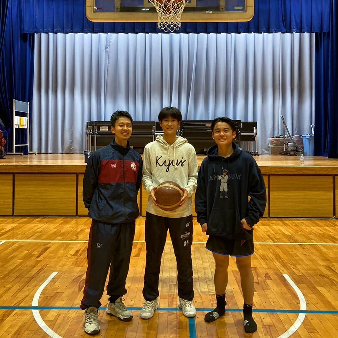 栗原祐太のインスタグラム：「🏀スクール🌰 部活や勉強が忙しくなっても 時間を見つけてまた来てくれる😭  本当に嬉しいことで みんなに活かされて生きてます💪  #バスケ #バスケスクール #バスケットボール #バスケットボールスクール #バスケ教室 #バスケットボールスクール #栗ニック　#kyus #kuriちゃんねる」