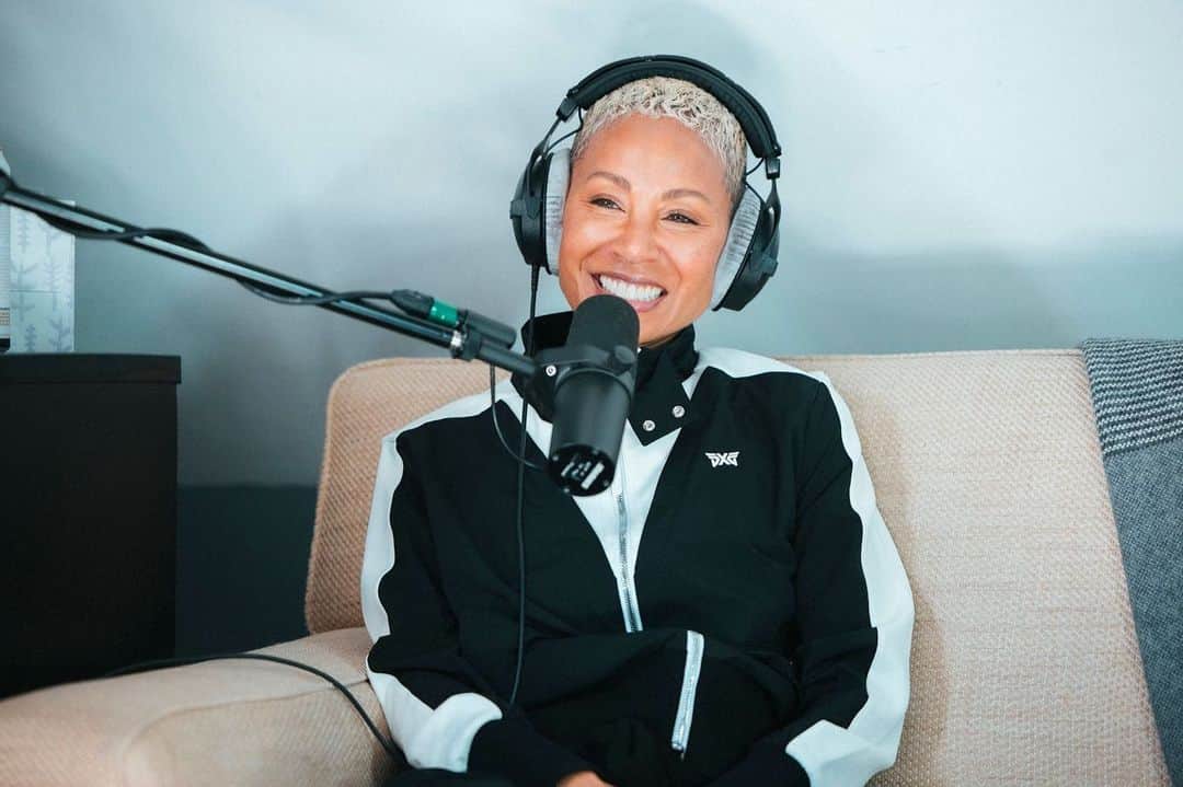 のインスタグラム：「This conversation will be with me for the rest of my life. It’s two of the best hours I’ve spent in the attic. It was an enormous honor to hear @jadapinkettsmith speak so sincerely and honestly. I couldn’t be more grateful on this Monday Morning!!! #TGIM @armchairexppod @spotifypodcasts *also look at the impossibly cute size difference in the last frame!!!!!」