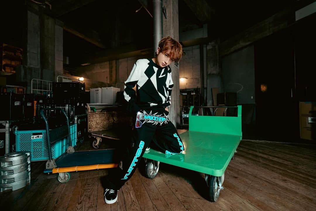 西島隆弘（Nissy）のインスタグラム：「💐10th Anniversary LIVE VIEWING TOUR 2023 -Nissy Meets You-💐  @松山市民会館  Thanks @louisvuitton   #NissyMeetsYou #18愛媛 #10thAnniversary  #Nissy  📷 @k319w」