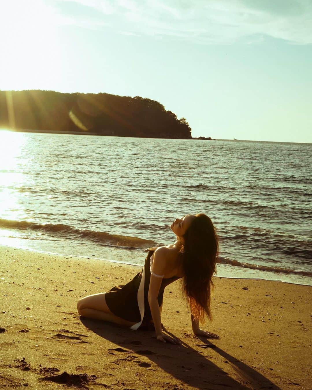 のインスタグラム：「the sun is shining, new life beginning ⏳ shot by @qinxione 🤎」