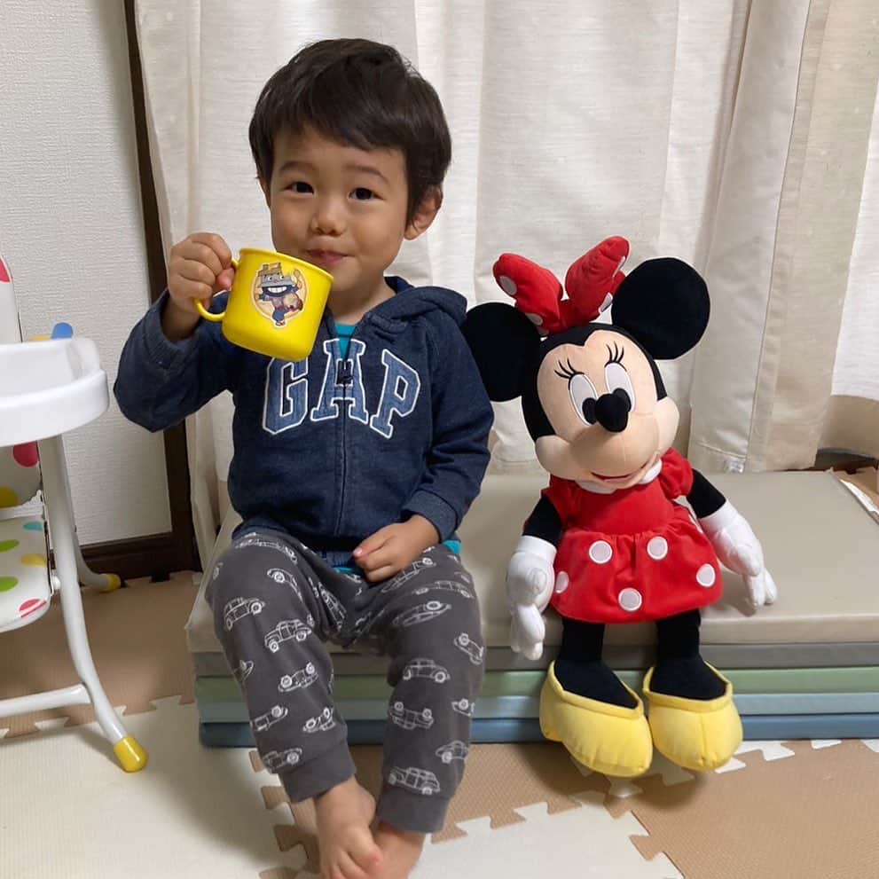のインスタグラム：「………  ライバル🦹‍♀️出現っ！！！！  今までは、ママ〜隣〜👶🙌だったのにっ😲！！！！  おやすみなさい💤⭐」