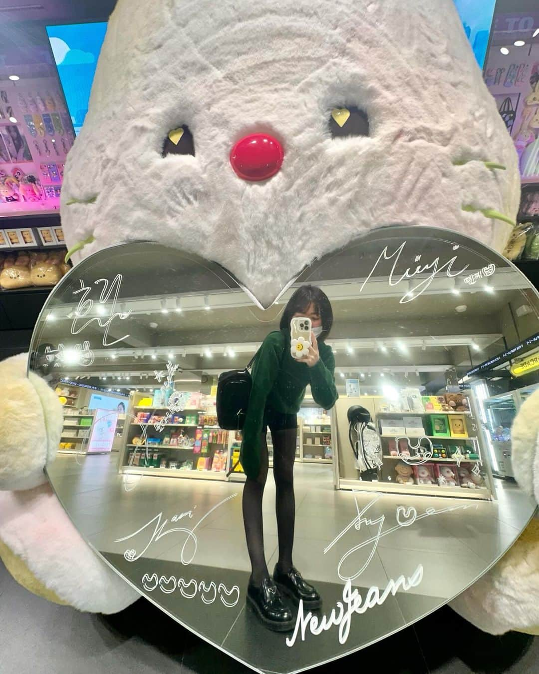 千葉由佳（ちばゆか）さんのインスタグラム写真 - (千葉由佳（ちばゆか）Instagram)「. 👖🐰💚  奇跡の推し活✨ POPUP行けなかったのですが、グッズは少し残ってた😻」10月16日 23時13分 - chibayuka