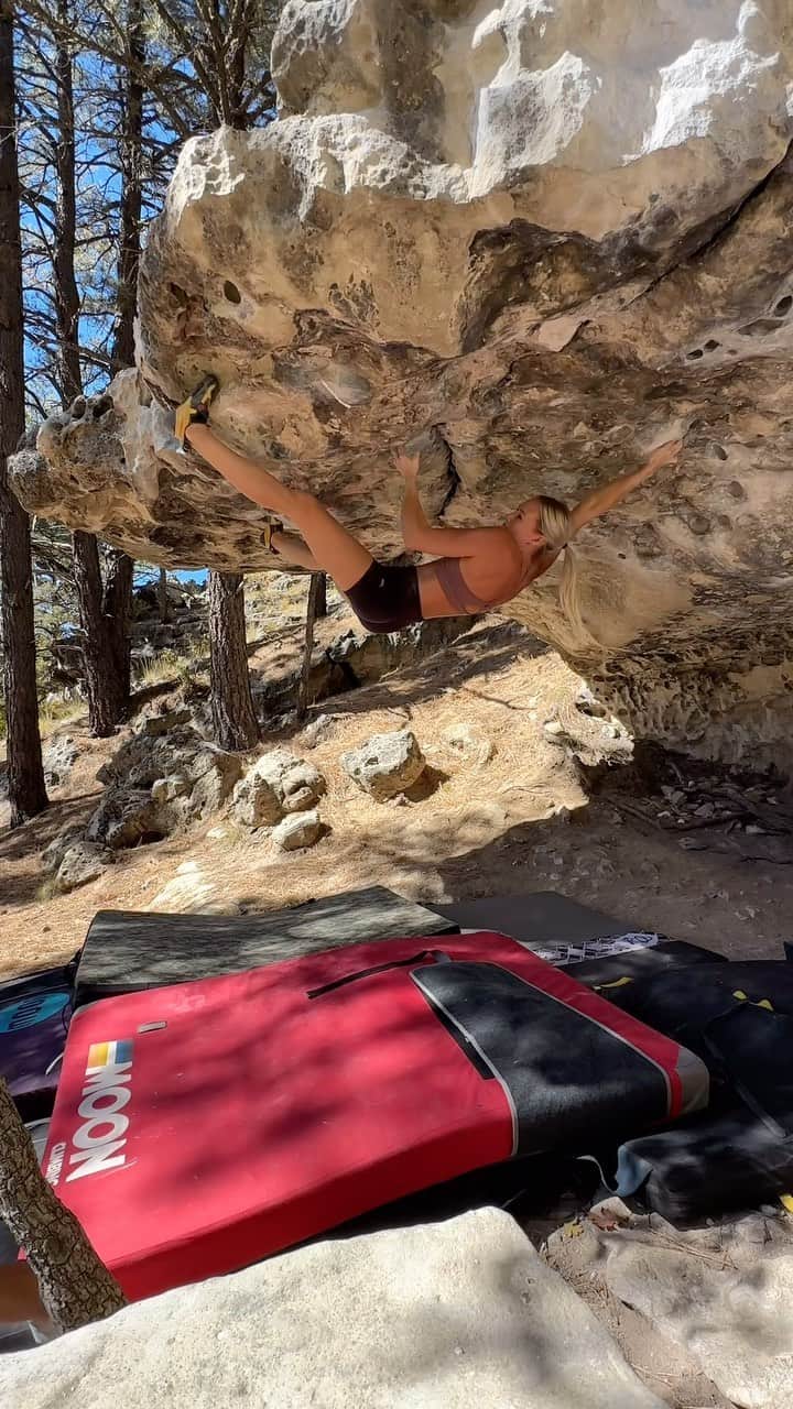 シエラ・ブレア・コイルのインスタグラム：「BK Broiler, V10 Priest Draw, AZ  Psyched is an understatement on how it feels to send this boulder! The right hand drop in is no joke 🤪 Definitely one of the proudest boulders I’ve climbed at The Draw this summer.   🎥: @b_enix_  @moonclimbing │ @moonclimbingwomen │ @myclimbapp │ @oncruxofficial │ @perfecthydration」