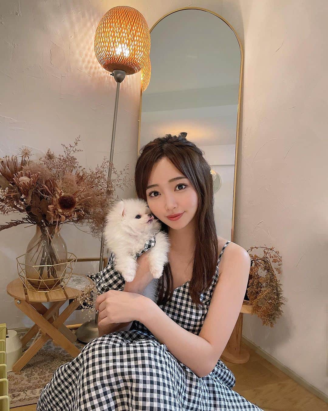 藤田かんなのインスタグラム：「🐻‍❄️  バタバタしており、久しぶりの投稿になってしまいました💦  あっいう間に涼しくなってすっかり秋ですね🍁  そして、実はこの度新しい家族が増えました〜🍼 ちょうど1ヶ月前に念願の白ポメちゃんをお迎えしました🥹🤍  名前は『しらたま』です🐻‍❄️ ちなみに海外にも羽ばたけるようにミドルネームも考えました😂爆笑  ミドルネームは『プリュム』です👼🏻 フランス語で羽という意味らしいです🪽 経済学部なのに無駄に3年もフラ語を取っていたのでここぞとばかりに🇫🇷笑  なので、正式名は 『藤田プリュム白玉』 パスポートは 『Shiratama Plume Fujita 』です✍🏻  ぜひ覚えてあげてください😂笑  【追記】 しらたまのアカウントを作ったので フォローしていただけますとしらたまも喜びます🐻‍❄️💓 @shiratama_plume_fujita   #子犬 #ポメラニアン」