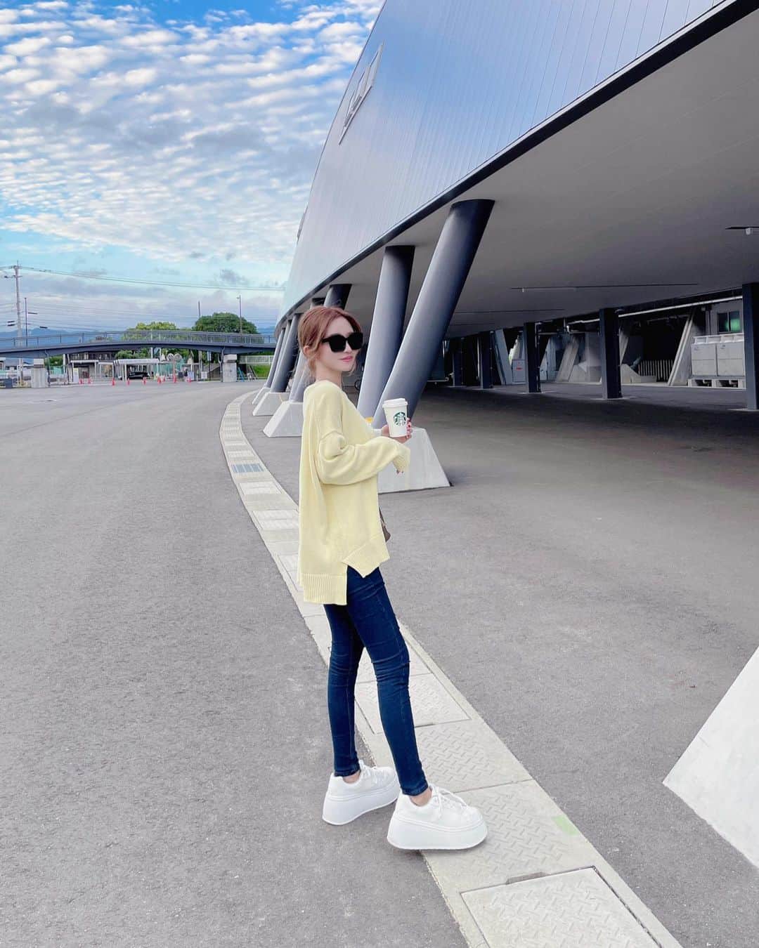 のインスタグラム：「スリムでフィット感がめちゃくちゃ良いのに ストレッチ効いてて動きやすくてお気に入りのデニム👌🏻👖🤍  @kobe_lettuce で今クーポン配布されてたよ🫶🏻  #神戸レタス #kobelettuce #レタジョ #デニム #スキニーデニム #スキニーパンツ #スキニー #ストレッチパンツ #pr」