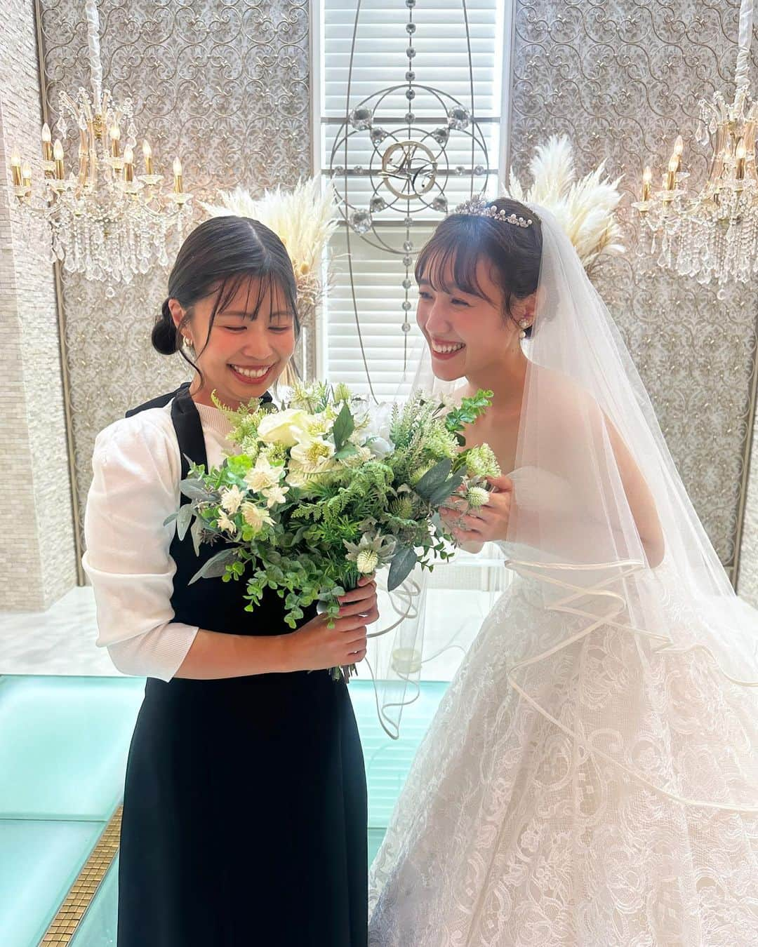 黒田りささんのインスタグラム写真 - (黒田りさInstagram)「👰  先日放送した日曜もタダイマのロケで、アートホテル小倉ニュータガワさんへ！実はホテルリニューアルの時のオープニングパーティーでMCを務めたこともあって🎤そんな想い出のあるホテルでウエディングドレスを着させて頂きました🥺🤍  歴史ある美しい庭園が有名ですが、クリスタルがキラキラ輝くチャペルもとっても素敵⛪️✨私も宝石の一部よ！と言っちゃいそうになるくらい、ドレスが映えるうっとりする空間でした👗🪞✨  やっぱりウエディングドレスっていいなあ、、 いつか両親にちゃんと見せられる日がきますように…🙏笑  アートホテル小倉ニュータガワさんは、ウエディングフェアもおこなっているそう！ぜひ気になる方はHPをチェックしてみて下さいね🫶  @art_hotel_newtagawa_wedding   #アートホテル小倉ニュータガワ#北九州ホテル#北九州ブライダル#ウエディングドレス#花嫁ドレス#ウエディングフォト#小倉ホテル」10月16日 23時16分 - kurorisa_14