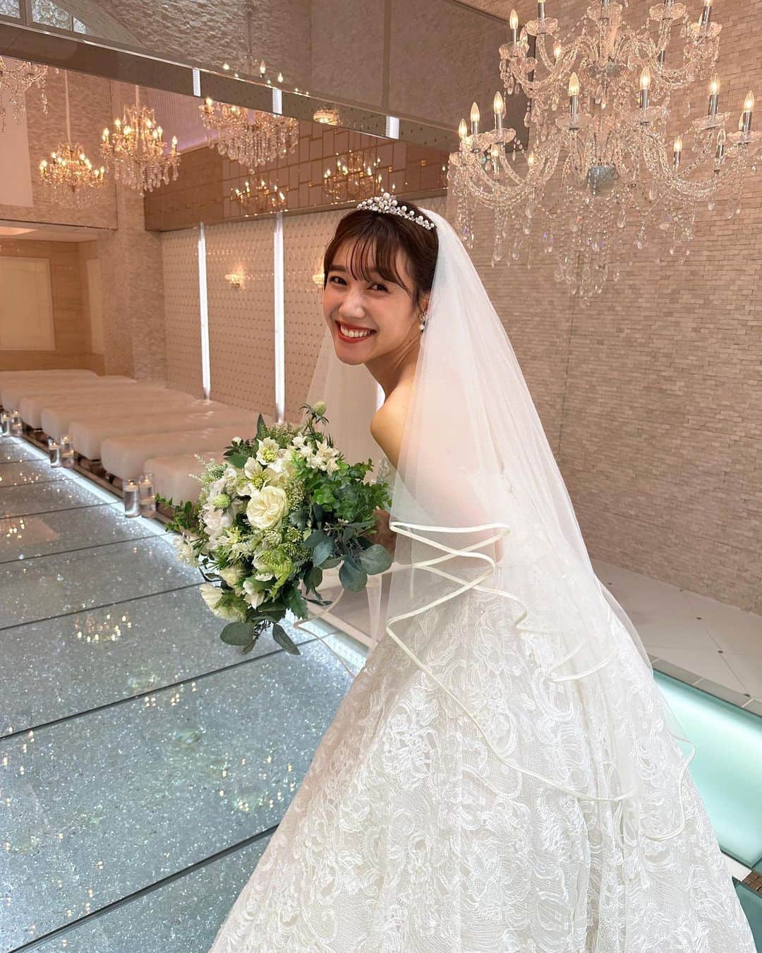 黒田りささんのインスタグラム写真 - (黒田りさInstagram)「👰  先日放送した日曜もタダイマのロケで、アートホテル小倉ニュータガワさんへ！実はホテルリニューアルの時のオープニングパーティーでMCを務めたこともあって🎤そんな想い出のあるホテルでウエディングドレスを着させて頂きました🥺🤍  歴史ある美しい庭園が有名ですが、クリスタルがキラキラ輝くチャペルもとっても素敵⛪️✨私も宝石の一部よ！と言っちゃいそうになるくらい、ドレスが映えるうっとりする空間でした👗🪞✨  やっぱりウエディングドレスっていいなあ、、 いつか両親にちゃんと見せられる日がきますように…🙏笑  アートホテル小倉ニュータガワさんは、ウエディングフェアもおこなっているそう！ぜひ気になる方はHPをチェックしてみて下さいね🫶  @art_hotel_newtagawa_wedding   #アートホテル小倉ニュータガワ#北九州ホテル#北九州ブライダル#ウエディングドレス#花嫁ドレス#ウエディングフォト#小倉ホテル」10月16日 23時16分 - kurorisa_14