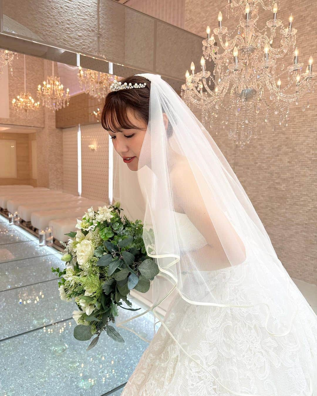 黒田りささんのインスタグラム写真 - (黒田りさInstagram)「👰  先日放送した日曜もタダイマのロケで、アートホテル小倉ニュータガワさんへ！実はホテルリニューアルの時のオープニングパーティーでMCを務めたこともあって🎤そんな想い出のあるホテルでウエディングドレスを着させて頂きました🥺🤍  歴史ある美しい庭園が有名ですが、クリスタルがキラキラ輝くチャペルもとっても素敵⛪️✨私も宝石の一部よ！と言っちゃいそうになるくらい、ドレスが映えるうっとりする空間でした👗🪞✨  やっぱりウエディングドレスっていいなあ、、 いつか両親にちゃんと見せられる日がきますように…🙏笑  アートホテル小倉ニュータガワさんは、ウエディングフェアもおこなっているそう！ぜひ気になる方はHPをチェックしてみて下さいね🫶  @art_hotel_newtagawa_wedding   #アートホテル小倉ニュータガワ#北九州ホテル#北九州ブライダル#ウエディングドレス#花嫁ドレス#ウエディングフォト#小倉ホテル」10月16日 23時16分 - kurorisa_14