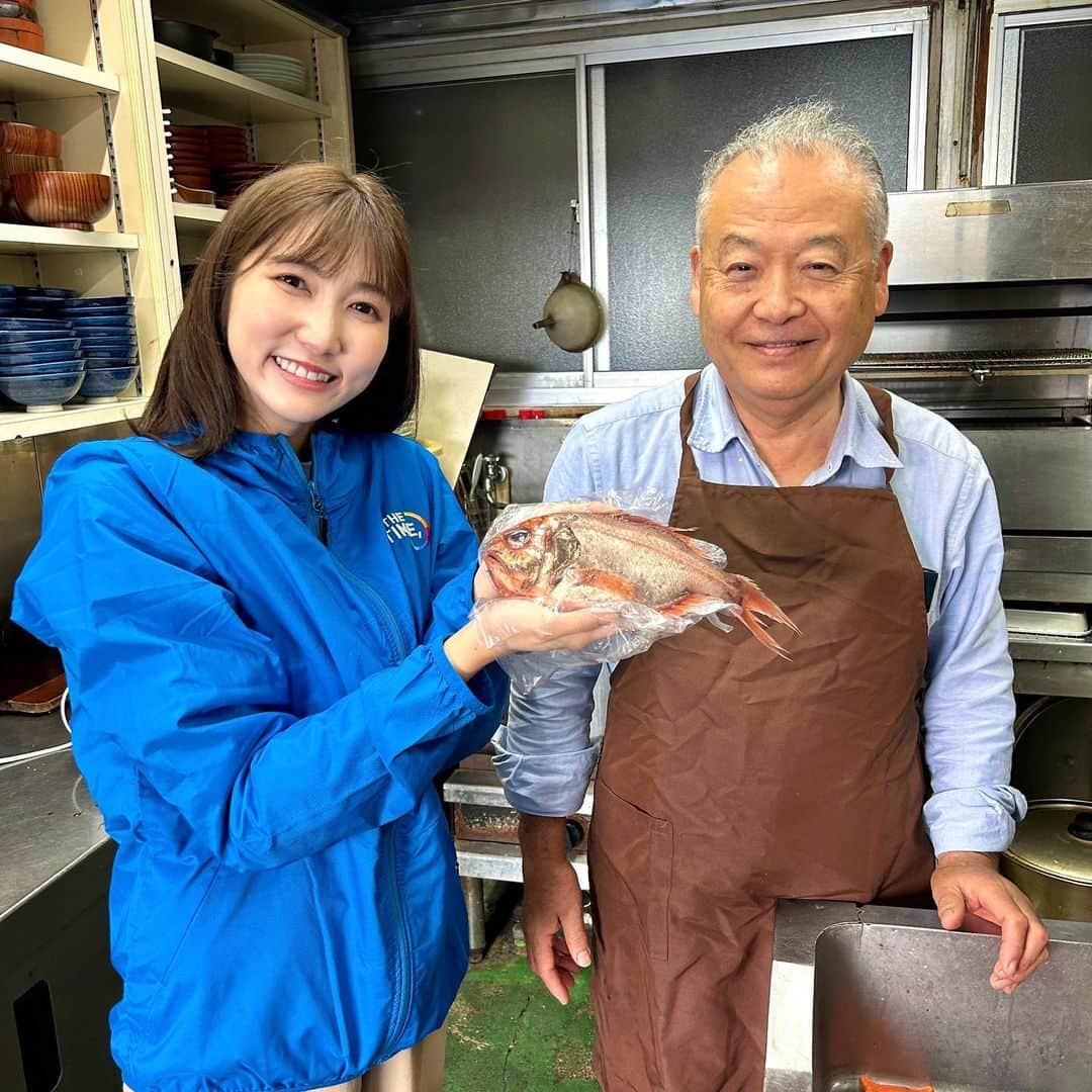 山﨑加奈のインスタグラム：「・ 今日のTHE TIME,中継は沼津の戸田(へだ)港からお伝えしました☀️ 今沼津では、先月から漁が解禁となった深海魚が旬を迎えています🐟🌟 丸吉(まるきち)食堂さんではタカアシガニをはじめとする深海魚を豊富に扱っているのですが、、、 漁師の皆さんが、『この世でいちばんうまい！！！』と口を揃える魚が、"ヒウチダイ"！！ 煮付けをいただきましたが、身はふっくらしていて脂がくどくなく煮付け史上いちばんの絶品でした🥹✨  漁獲量が極端に少ないのでお店にあったら超ラッキー🙌🏻 運次第ではありますがぜひ食べに来てください〜☺️💕 ・ #thetime_tbs  #静岡グルメ  #沼津 #沼津グルメ #戸田港  #深海魚 #ヒウチダイ #タカアシガニ  #朝ごはん #煮付け #煮付け定食  #アナウンサー #山﨑加奈」