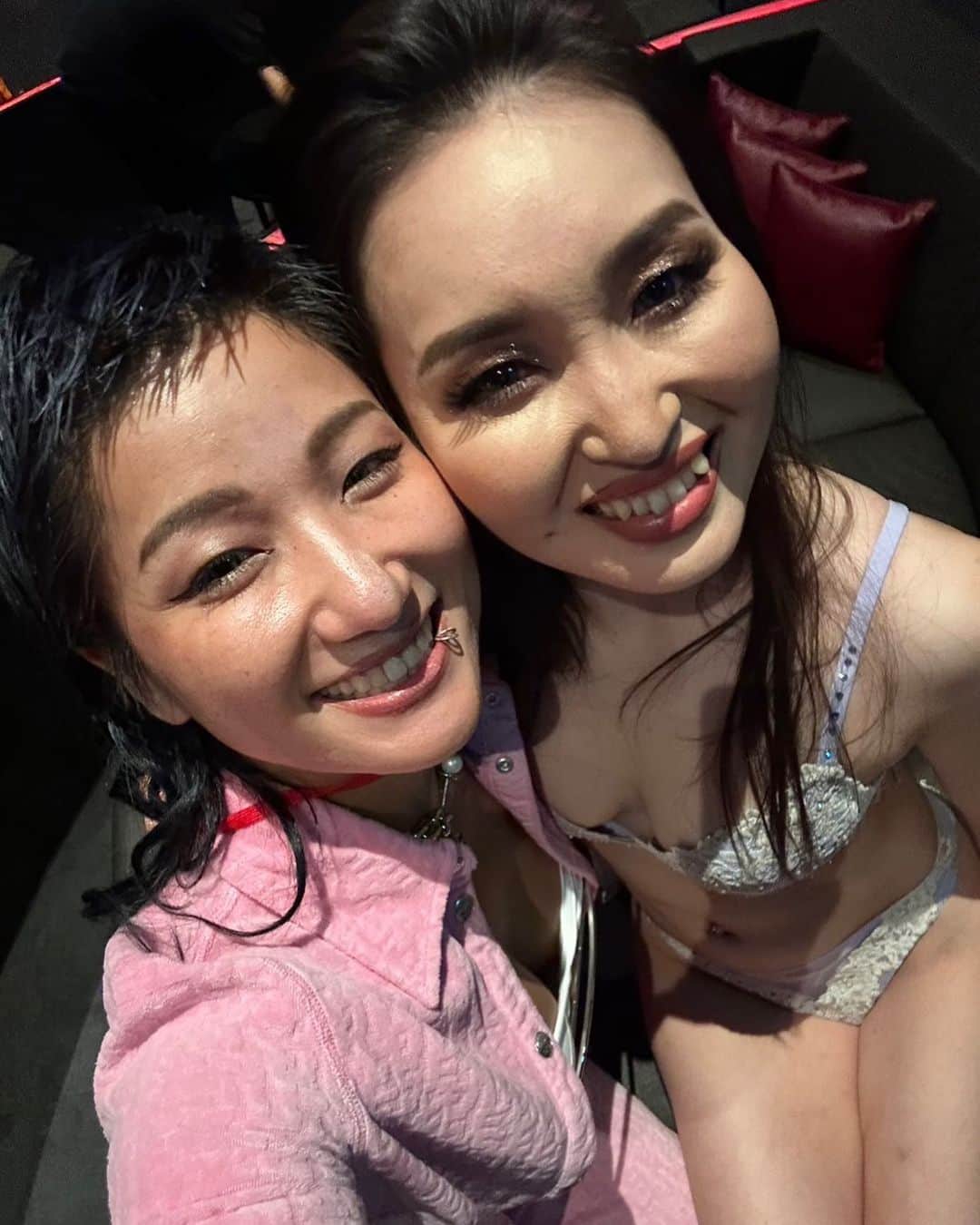 SHIRAISHIMIHOのインスタグラム：「私のコーチこと　@allie.kamikaze 先生🫶 🇯🇵、🇰🇷とたくさんお世話になりました🥲❤️ この二つの大会を通して私はパフォーマンスを通して人として、作品への思いも含めて深い大事な心を学びました！ オールドスクールの難しい部分も学べました。本当に難しいカテゴリーと今回感じました。今の私の出せる120%をぶつけにいくしかないって思いました。 自分の中の目標があるから、結果より自分と向き合えたし、自分を大会通して自己容認できてきました。ここが一番大きい。 でもこれはきっとまだ過程です。 私はもっと人としてパフォーマーとしてアーティストとして深みのある人間になりたいです。 いつもたくさんの気づきと勇気と学びと信頼とたくさんの愛をありがとうございます。 これからもよろしくお願いします🌸💕」