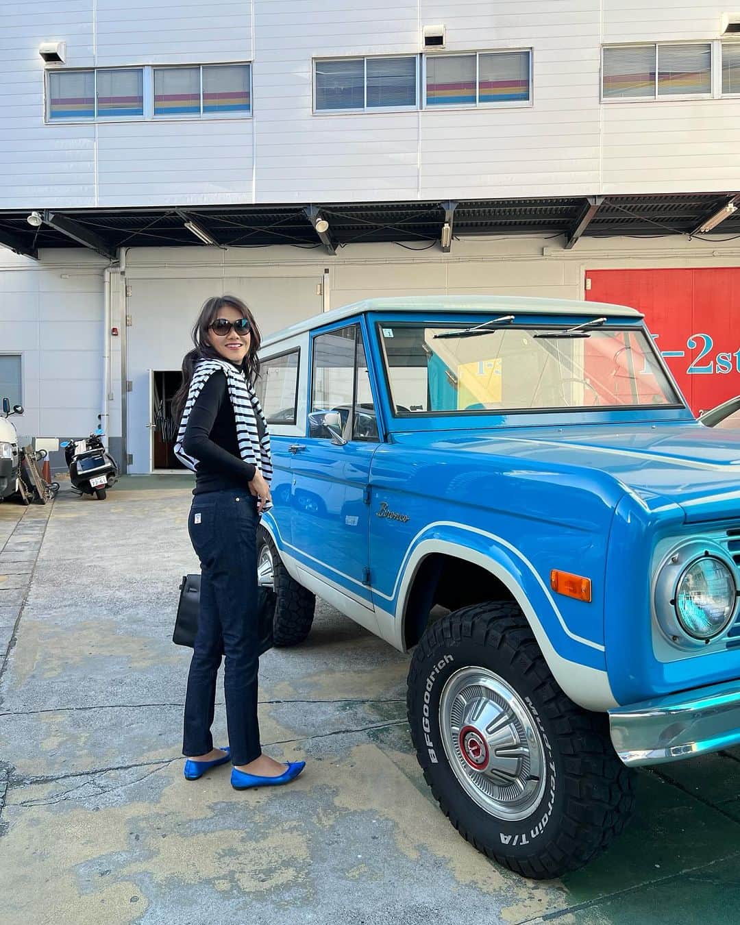 前田典子さんのインスタグラム写真 - (前田典子Instagram)「先日のスタジオの 駐車場　にて きれいなブルーの🚙 #bronco  可愛いね👍🩵 #旧車#車#car」10月16日 23時29分 - maenorichang