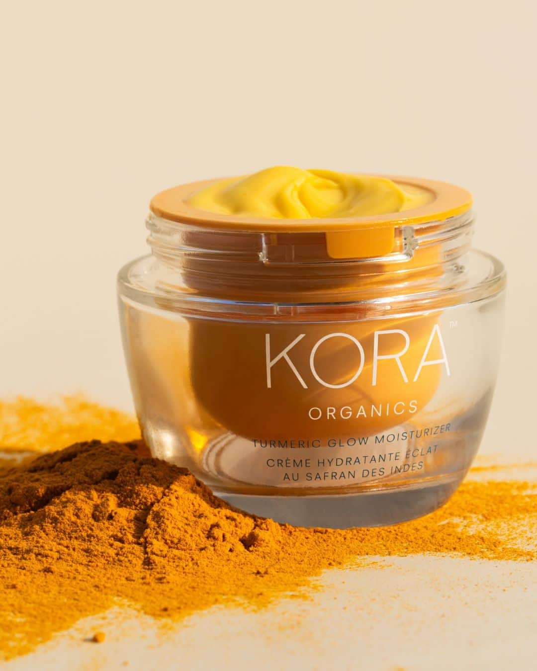 KORA Organicsのインスタグラム：「Turmeric Glow Moisturizer's rich + creamy texture seamlessly melts into your skin, delivering deep hydration as it visibly smooths, plumps and firms.   🌱 Turmeric brightens  🌱 Licorice fades dark spots  🌱 Shea Butter tones, softens + plumps  🌱 Noni Fruit promotes skin radiance   Replenish your empty moisturizer with an earth-friendly refill pod to help reduce waste and protect our planet 🌏」