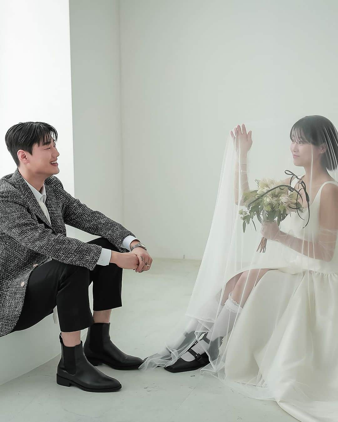 イム・ジンウさんのインスタグラム写真 - (イム・ジンウInstagram)「하리보 해피와 셋이 리마인드 웨딩👰🏻👶🏻🤵🏻💍♥️  @studio__kyo  @from.013  @portremin_snap  @vergel_flower  @splendino_good  @teamzero.kr  @nozze.kr  @nine__kyo  @feat.013   우리팀 감사합니다♥️  #웨딩 #웨딩촬영 #스튜디오」10月16日 23時23分 - realizeagoal