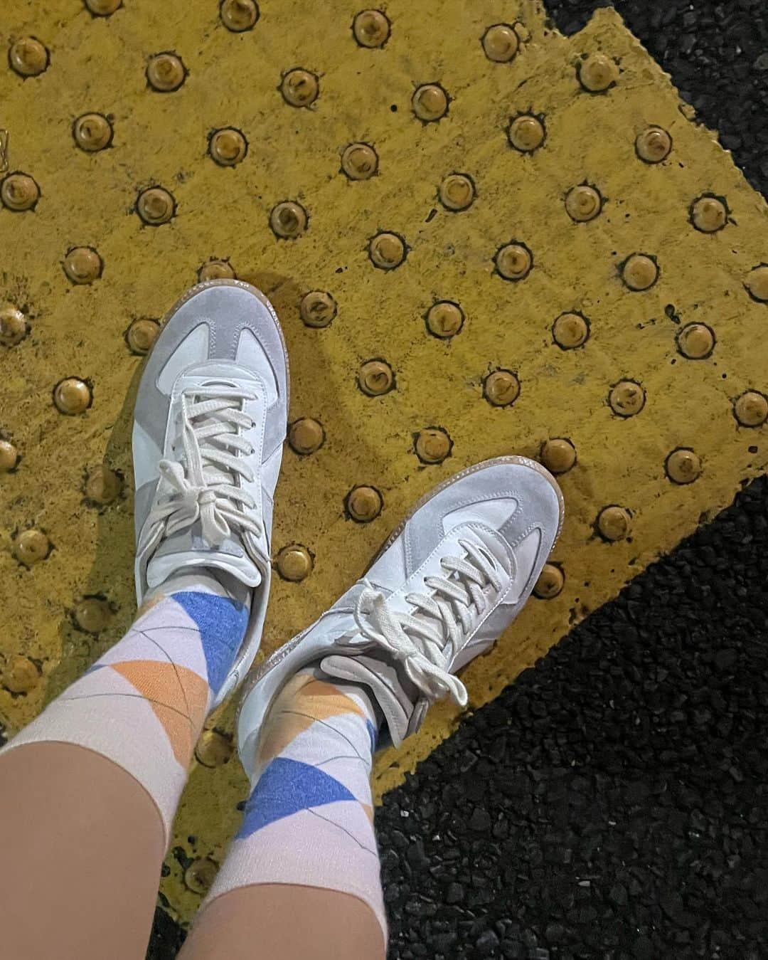 佐久間采那さんのインスタグラム写真 - (佐久間采那Instagram)「.  👟🤍  最高に可愛い🤦‍♀️💭 めちゃくちゃ大事に履くと決めました◎  そして驚異の走りやすさ、流石は訓練靴だと思いました（ではない）  見合う人間を目指す🌱  #ジャーマントレーナー #レプリカスニーカー #マルジェラ #マルジェラスニーカー #メゾンマルジェラ #レプリカ #トレーニングシューズ #スニーカーコーディネート #ジャーマンスニーカー #軍靴 #スニーカーファッション #ホワイトスニーカー #germantrainer #replicasneaker #maisonmargiela #whitesneaker #sneakeroutfits #margielasneakers」10月16日 23時24分 - sakuma_ayana