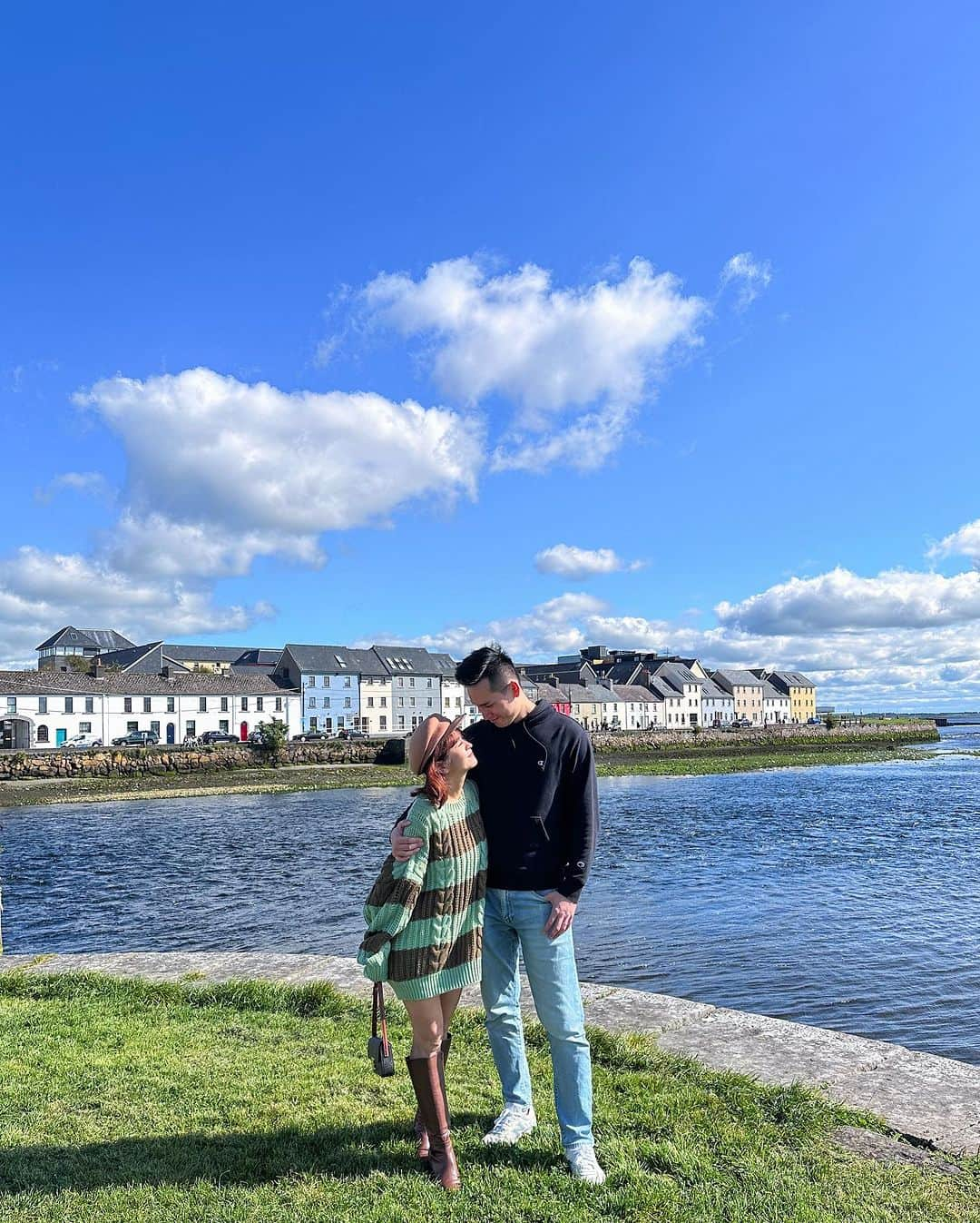 郭圈圈のインスタグラム：「Galway Girl 👧🏻  都柏林的景點真的不多，這天趁著週末，跟阿恩&他同事一起前往🚗Galway & Cliffs of Moher 這天光開車就超過8小時⋯也是不容易😆但有好天氣就開心！ - 這天的最後⋯晚餐吃麥當勞，我因為沒有糖醋醬哭了最結尾 - #lea_outfit  @marule.official ✨✨ . . . .  . #歐洲穿搭. #圈圈去愛爾蘭 #圈圈去高威 #lea_europe #leaindublin #ootd #galwayblogger #irelandtravel #dublintrip #dublincity #dublinireland#fujifilmx100v #愛爾蘭 #富士相機 #galway #galwayireland #galwaycity #galwaygirl #圈恩cp」