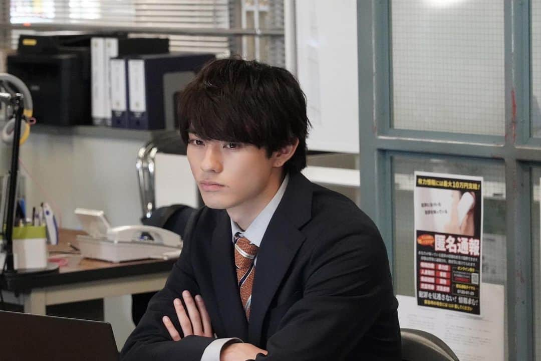 前田拳太郎のインスタグラム：「｢トクメイ！警視庁特別会計係｣ 第1話  ご視聴ありがとうございました！ クセの強い上司達に囲まれる新人刑事月村はどうでしたか？  脅迫者X気になりますね〜 2話予告の月村×藤堂さんも気になりますね〜  来週も是非お楽しみに！」