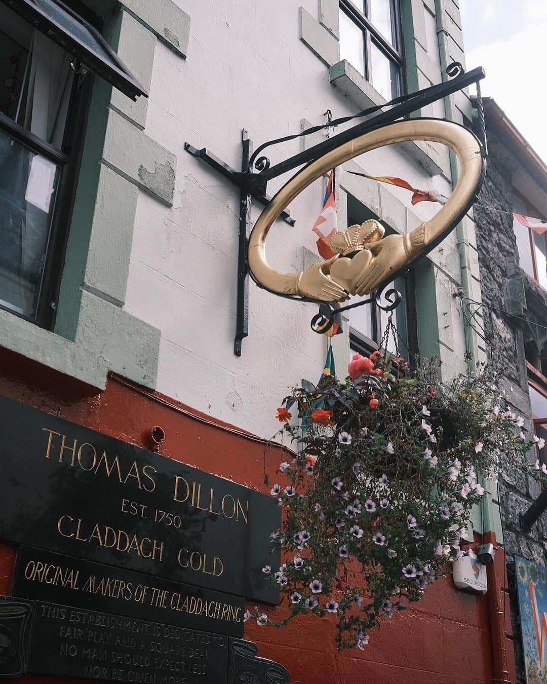 郭圈圈さんのインスタグラム写真 - (郭圈圈Instagram)「Galway Girl 👧🏻  都柏林的景點真的不多，這天趁著週末，跟阿恩&他同事一起前往🚗Galway & Cliffs of Moher 這天光開車就超過8小時⋯也是不容易😆但有好天氣就開心！ - 這天的最後⋯晚餐吃麥當勞，我因為沒有糖醋醬哭了最結尾 - #lea_outfit  @marule.official ✨✨ . . . .  . #歐洲穿搭. #圈圈去愛爾蘭 #圈圈去高威 #lea_europe #leaindublin #ootd #galwayblogger #irelandtravel #dublintrip #dublincity #dublinireland#fujifilmx100v #愛爾蘭 #富士相機 #galway #galwayireland #galwaycity #galwaygirl #圈恩cp」10月16日 23時27分 - helloiamlea