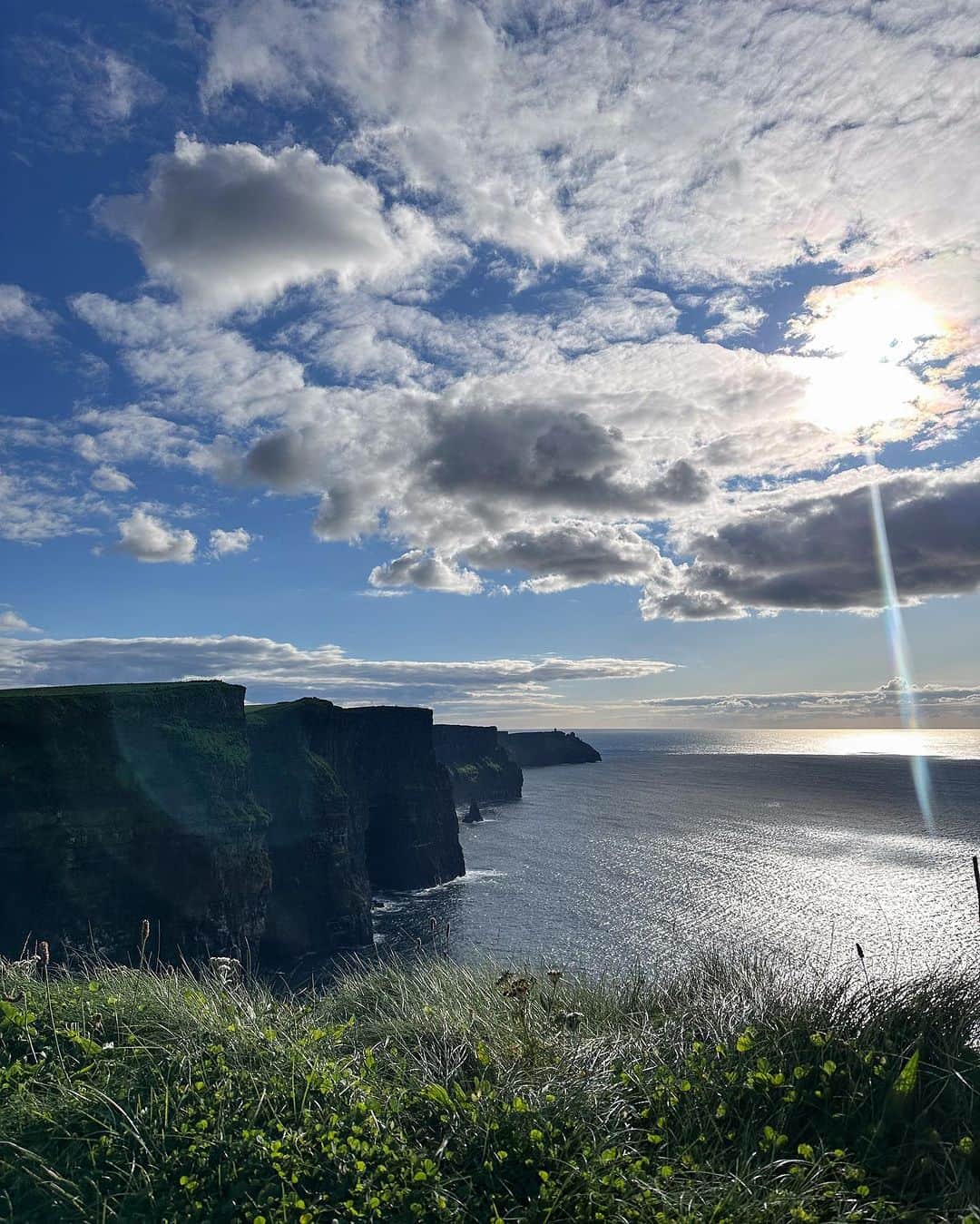 郭圈圈さんのインスタグラム写真 - (郭圈圈Instagram)「Galway Girl 👧🏻  都柏林的景點真的不多，這天趁著週末，跟阿恩&他同事一起前往🚗Galway & Cliffs of Moher 這天光開車就超過8小時⋯也是不容易😆但有好天氣就開心！ - 這天的最後⋯晚餐吃麥當勞，我因為沒有糖醋醬哭了最結尾 - #lea_outfit  @marule.official ✨✨ . . . .  . #歐洲穿搭. #圈圈去愛爾蘭 #圈圈去高威 #lea_europe #leaindublin #ootd #galwayblogger #irelandtravel #dublintrip #dublincity #dublinireland#fujifilmx100v #愛爾蘭 #富士相機 #galway #galwayireland #galwaycity #galwaygirl #圈恩cp」10月16日 23時27分 - helloiamlea