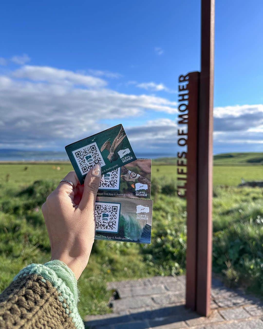 郭圈圈さんのインスタグラム写真 - (郭圈圈Instagram)「Galway Girl 👧🏻  都柏林的景點真的不多，這天趁著週末，跟阿恩&他同事一起前往🚗Galway & Cliffs of Moher 這天光開車就超過8小時⋯也是不容易😆但有好天氣就開心！ - 這天的最後⋯晚餐吃麥當勞，我因為沒有糖醋醬哭了最結尾 - #lea_outfit  @marule.official ✨✨ . . . .  . #歐洲穿搭. #圈圈去愛爾蘭 #圈圈去高威 #lea_europe #leaindublin #ootd #galwayblogger #irelandtravel #dublintrip #dublincity #dublinireland#fujifilmx100v #愛爾蘭 #富士相機 #galway #galwayireland #galwaycity #galwaygirl #圈恩cp」10月16日 23時27分 - helloiamlea