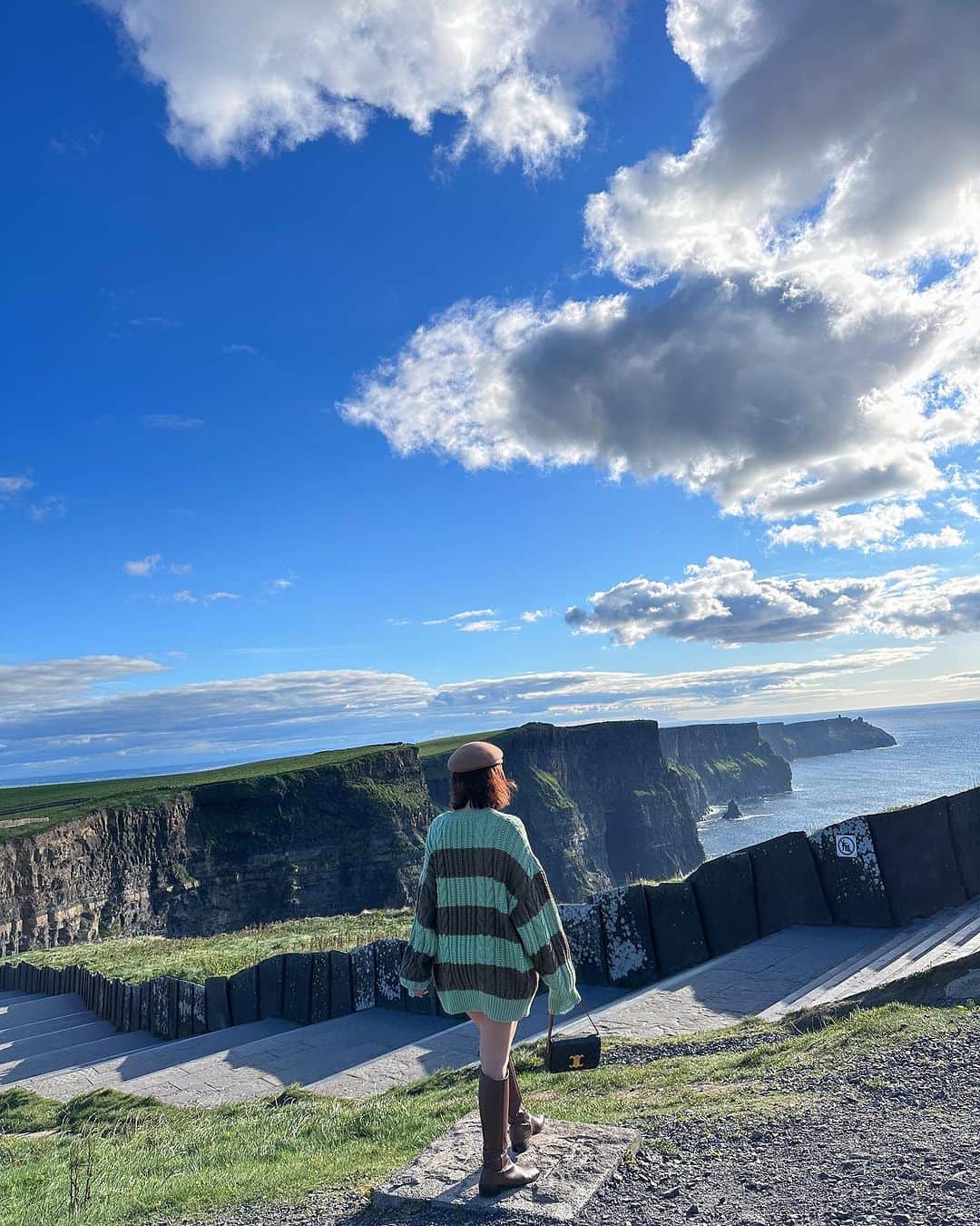 郭圈圈さんのインスタグラム写真 - (郭圈圈Instagram)「Galway Girl 👧🏻  都柏林的景點真的不多，這天趁著週末，跟阿恩&他同事一起前往🚗Galway & Cliffs of Moher 這天光開車就超過8小時⋯也是不容易😆但有好天氣就開心！ - 這天的最後⋯晚餐吃麥當勞，我因為沒有糖醋醬哭了最結尾 - #lea_outfit  @marule.official ✨✨ . . . .  . #歐洲穿搭. #圈圈去愛爾蘭 #圈圈去高威 #lea_europe #leaindublin #ootd #galwayblogger #irelandtravel #dublintrip #dublincity #dublinireland#fujifilmx100v #愛爾蘭 #富士相機 #galway #galwayireland #galwaycity #galwaygirl #圈恩cp」10月16日 23時27分 - helloiamlea