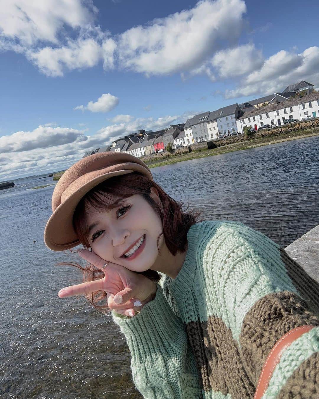 郭圈圈さんのインスタグラム写真 - (郭圈圈Instagram)「Galway Girl 👧🏻  都柏林的景點真的不多，這天趁著週末，跟阿恩&他同事一起前往🚗Galway & Cliffs of Moher 這天光開車就超過8小時⋯也是不容易😆但有好天氣就開心！ - 這天的最後⋯晚餐吃麥當勞，我因為沒有糖醋醬哭了最結尾 - #lea_outfit  @marule.official ✨✨ . . . .  . #歐洲穿搭. #圈圈去愛爾蘭 #圈圈去高威 #lea_europe #leaindublin #ootd #galwayblogger #irelandtravel #dublintrip #dublincity #dublinireland#fujifilmx100v #愛爾蘭 #富士相機 #galway #galwayireland #galwaycity #galwaygirl #圈恩cp」10月16日 23時27分 - helloiamlea